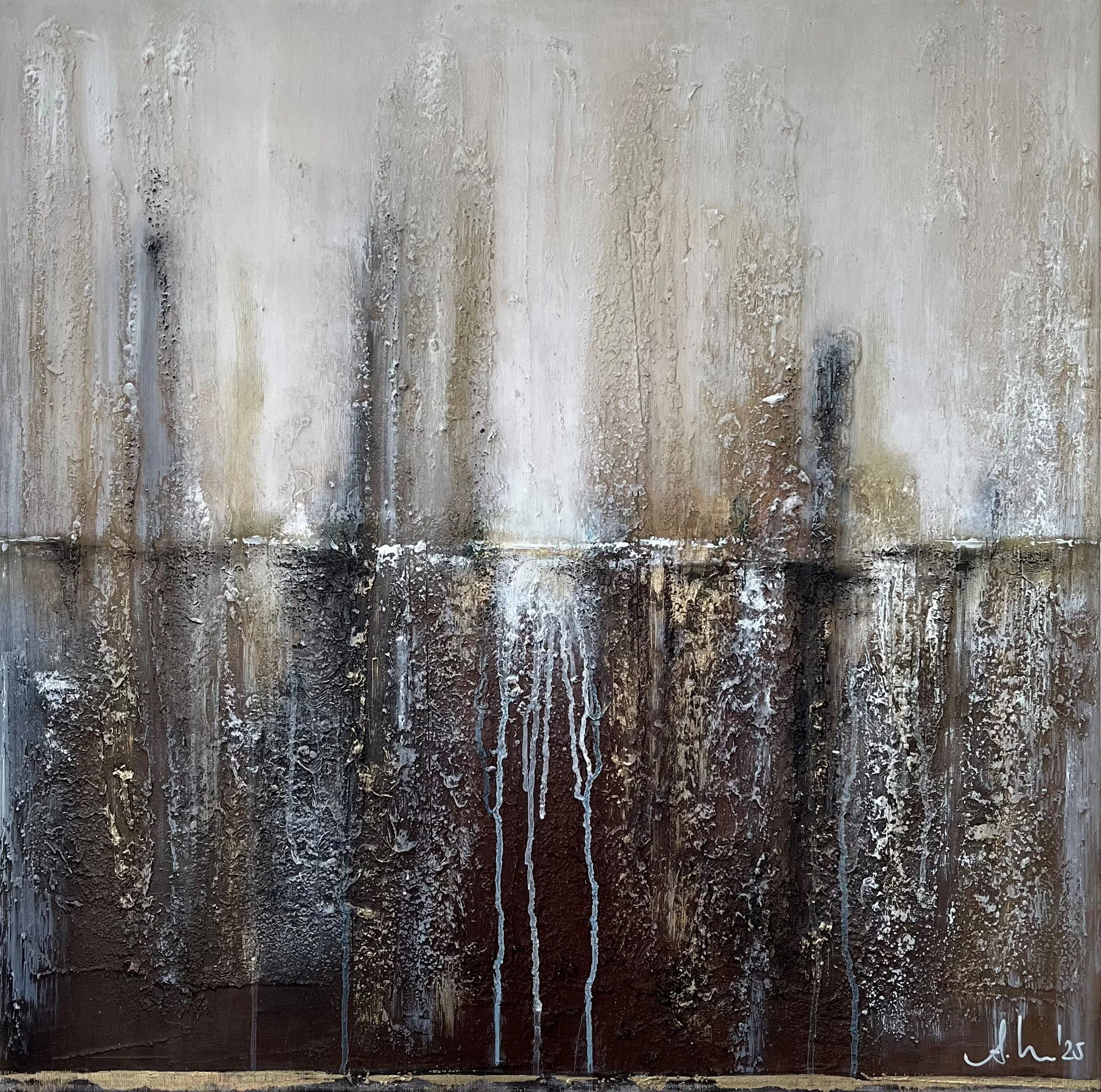 Abstrakte Kunst mit vertikalen Farbstrudeln und Texturen in Beige, Braun, Schwarz und Weiß, mit Wasserlacken und droppings.