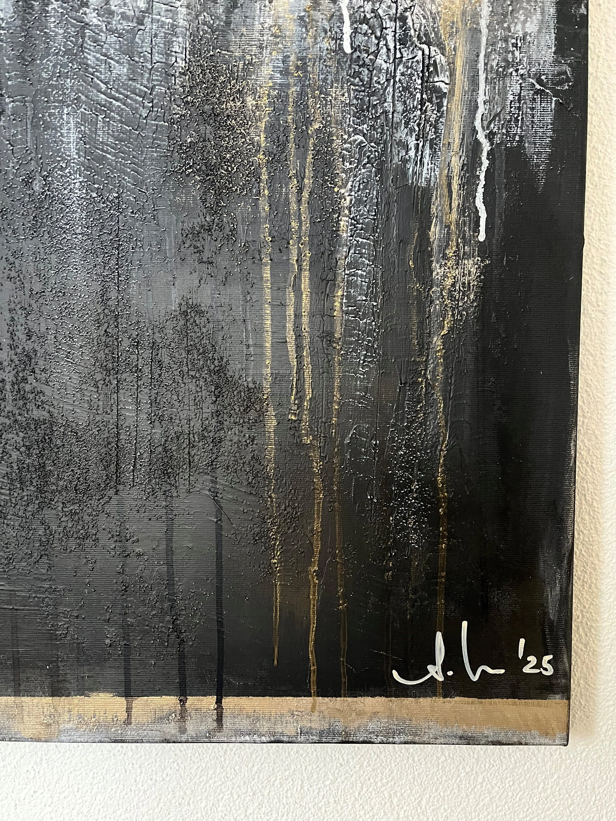 Abstrakte Gemälde in Schwarz, Gold und Silber mit Textur und Linien, signiert mit 'J. H.' und datiert '25'.