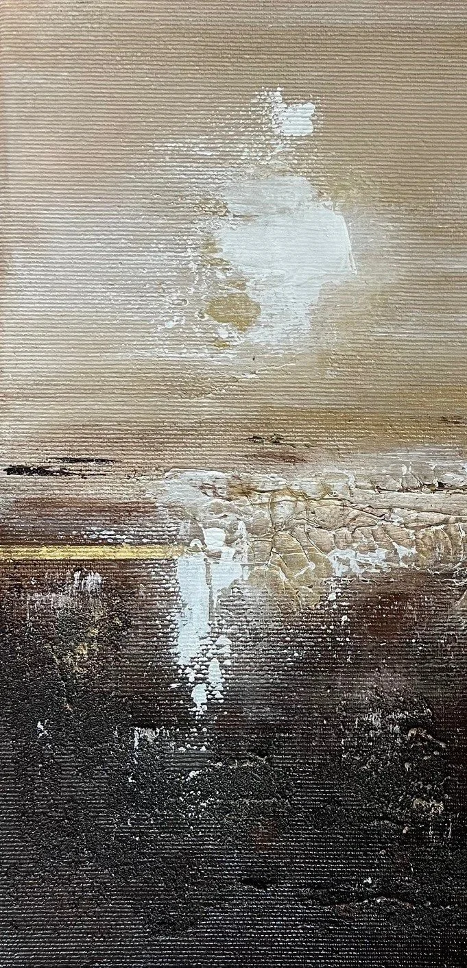 Abstraktes Kunstwerk mit Textur und Farbverlauf von hell bis dunkel, darunter Rissmuster und weiße Farbflecken.