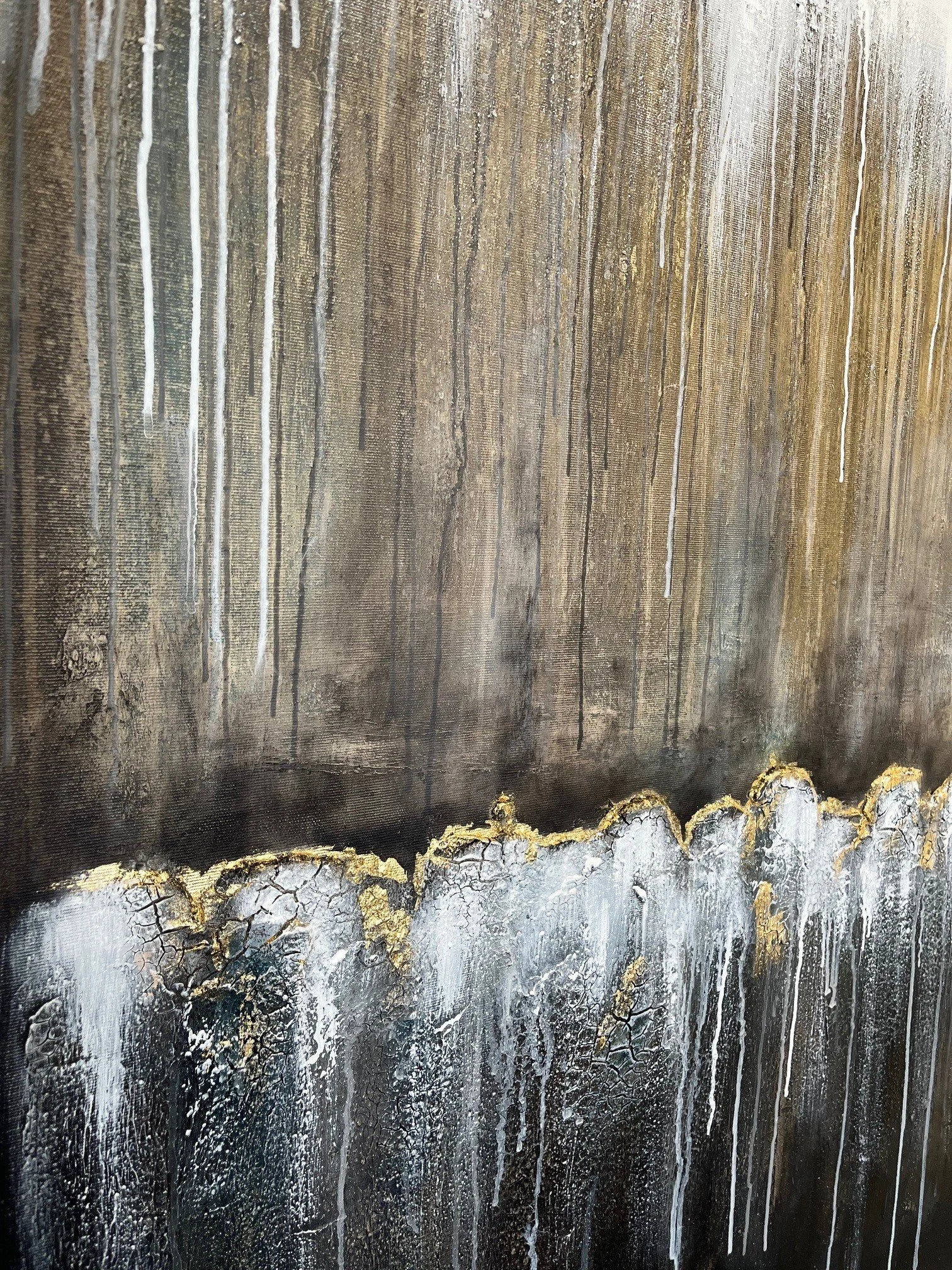 Abstritives Gemälde mit vertikalen Linien in Erdtönen, Weiß und Schwarz, mit erhabenen goldfarbenen und weißen Texturen und Rissen.