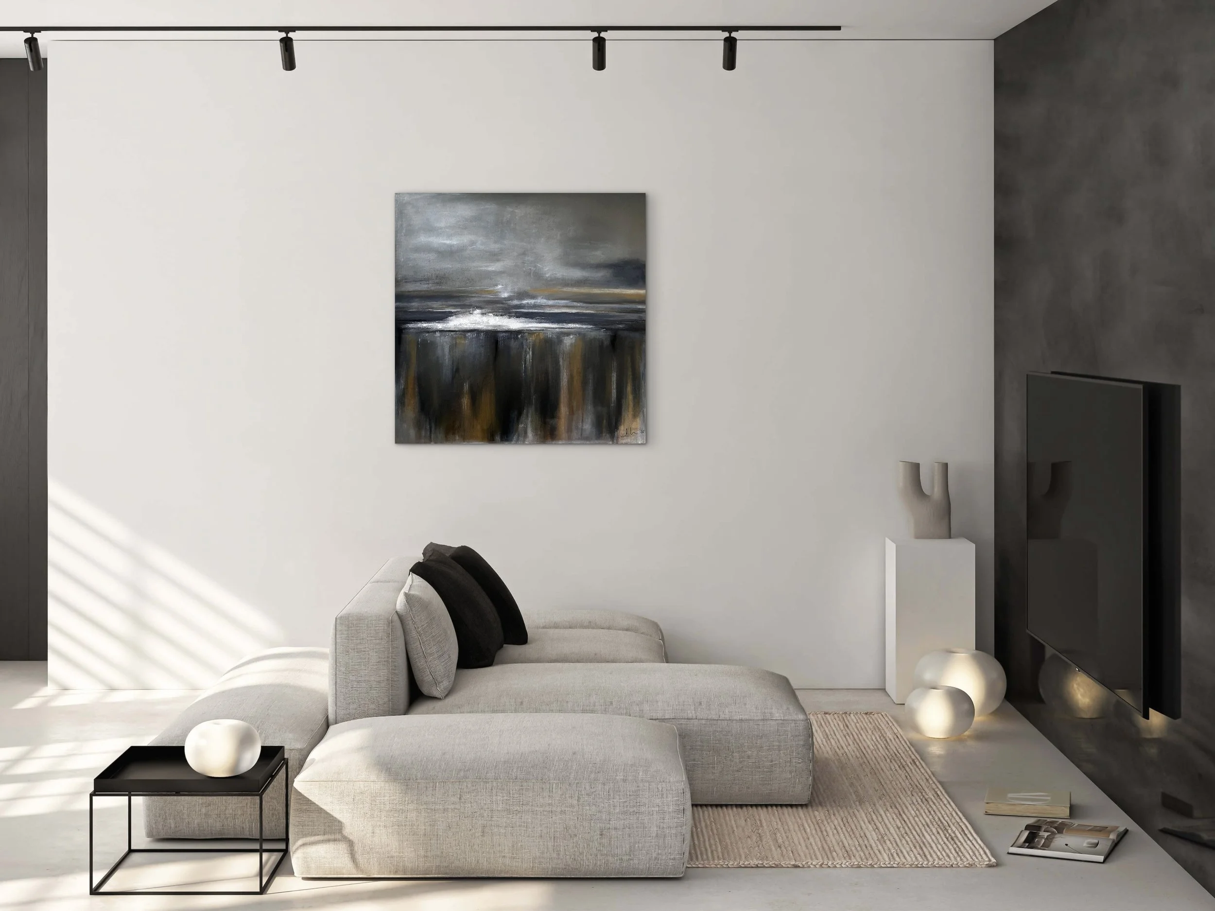 Moderner, minimalistischer Wohnbereich mit grauem Sofa, schwarzen und grauen Kissen, abstraktem Gemälde an der weißen Wand, schwarzen Deckenleuchten, schwarzen und weißen Dekorationsgegenständen, Fernseher an dunkler Wand, Teppich und Zeitschriften.