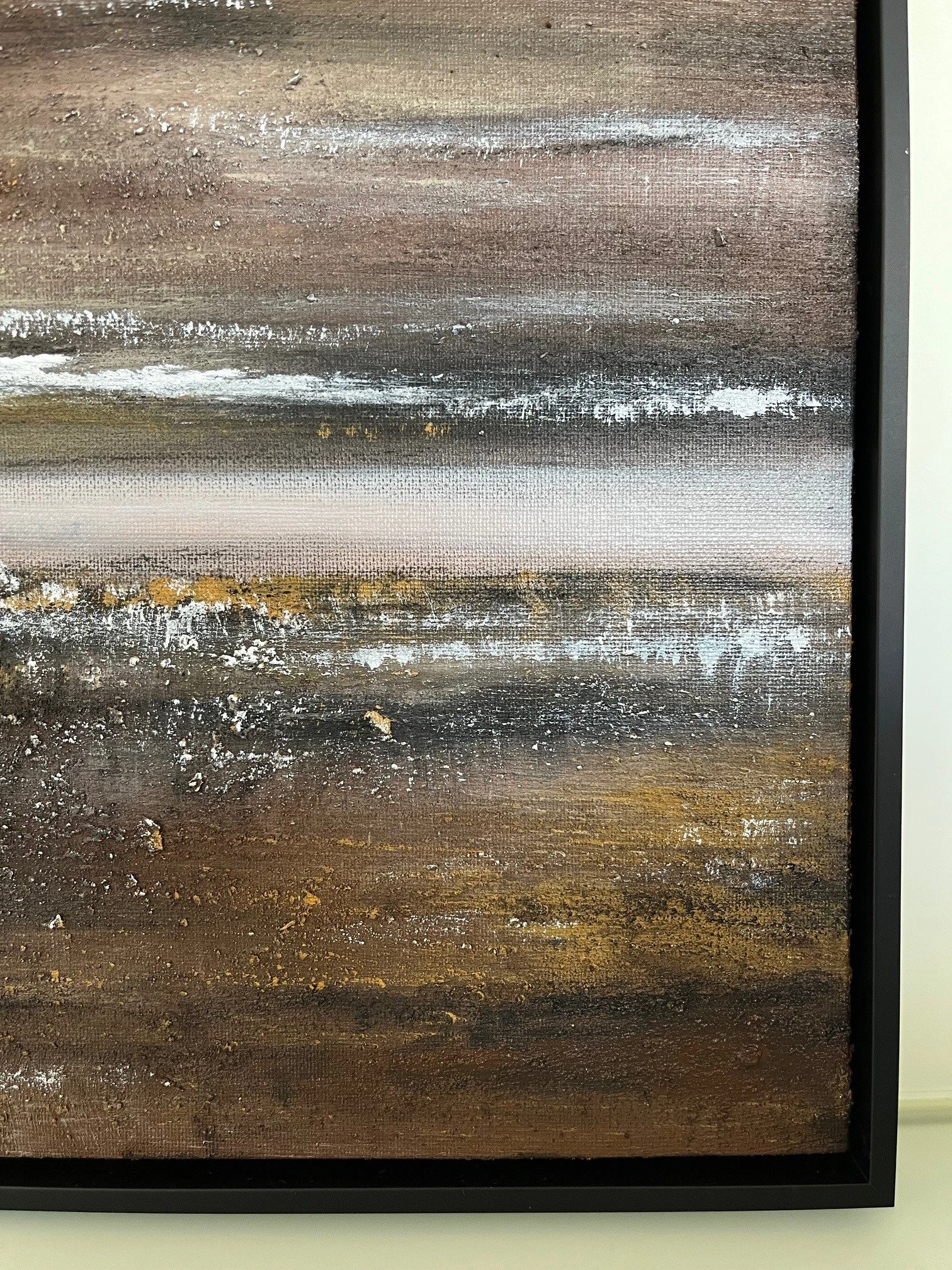 Nahaufnahme eines abstrakten Gemäldes mit horizontalen Pinselstrichen in Erdtönen wie Braun, Grau und Weiß.