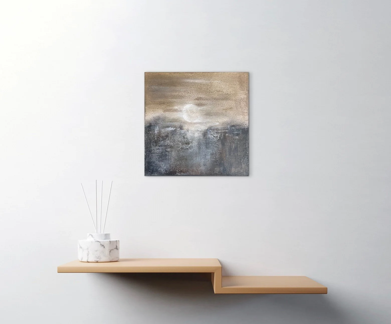 Zeitungsnahes abstractes Gemälde an weißer Wand, schwebendes Holzregal mit weißer Marmorvase und Trockenstaub auf langer Seite