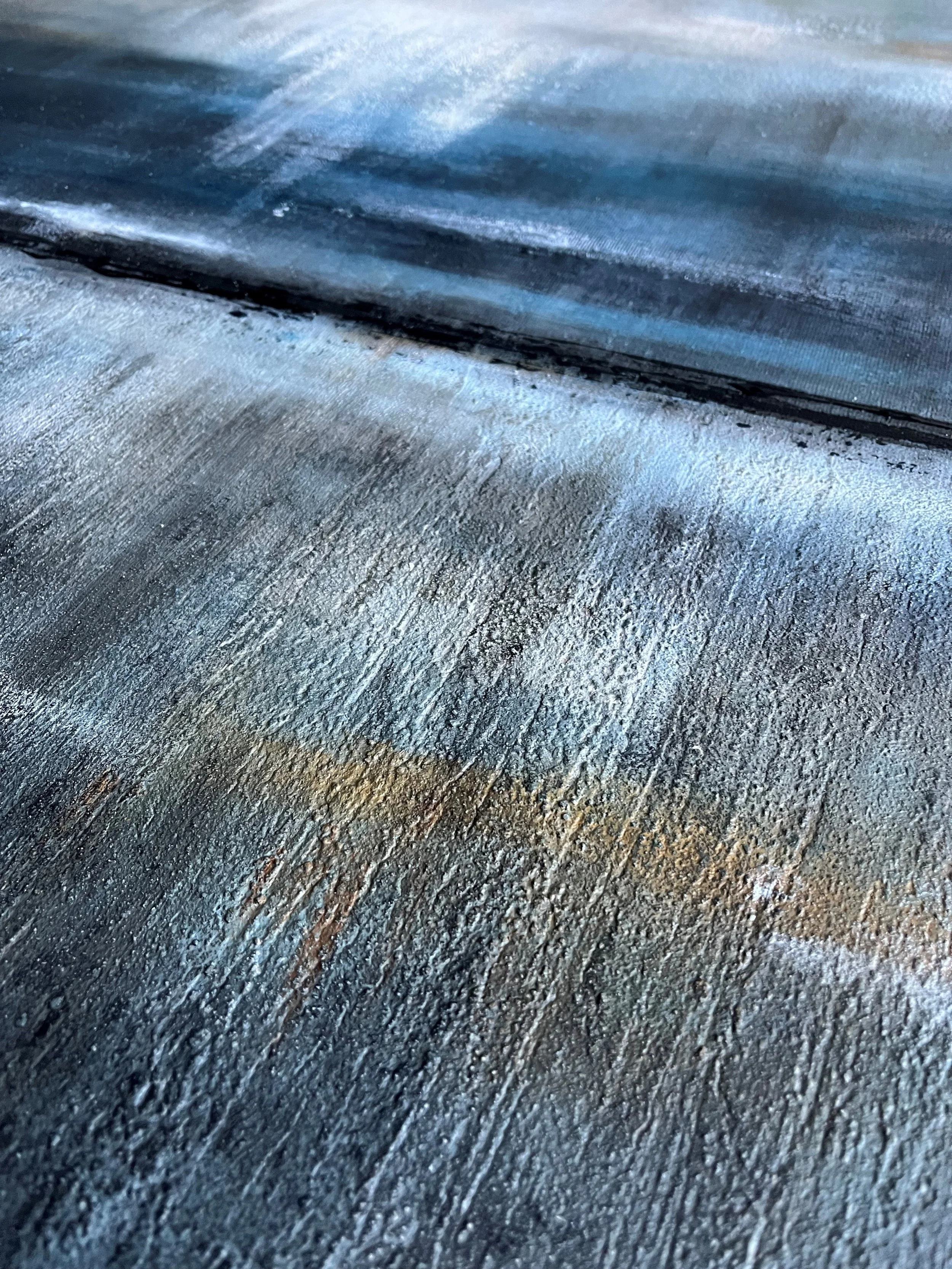 Ein nahes Foto einer farbigen, texturierten Oberfläche, vermutlich Holz, mit Pinselstrichen in Blau, Grau und Schwarz.