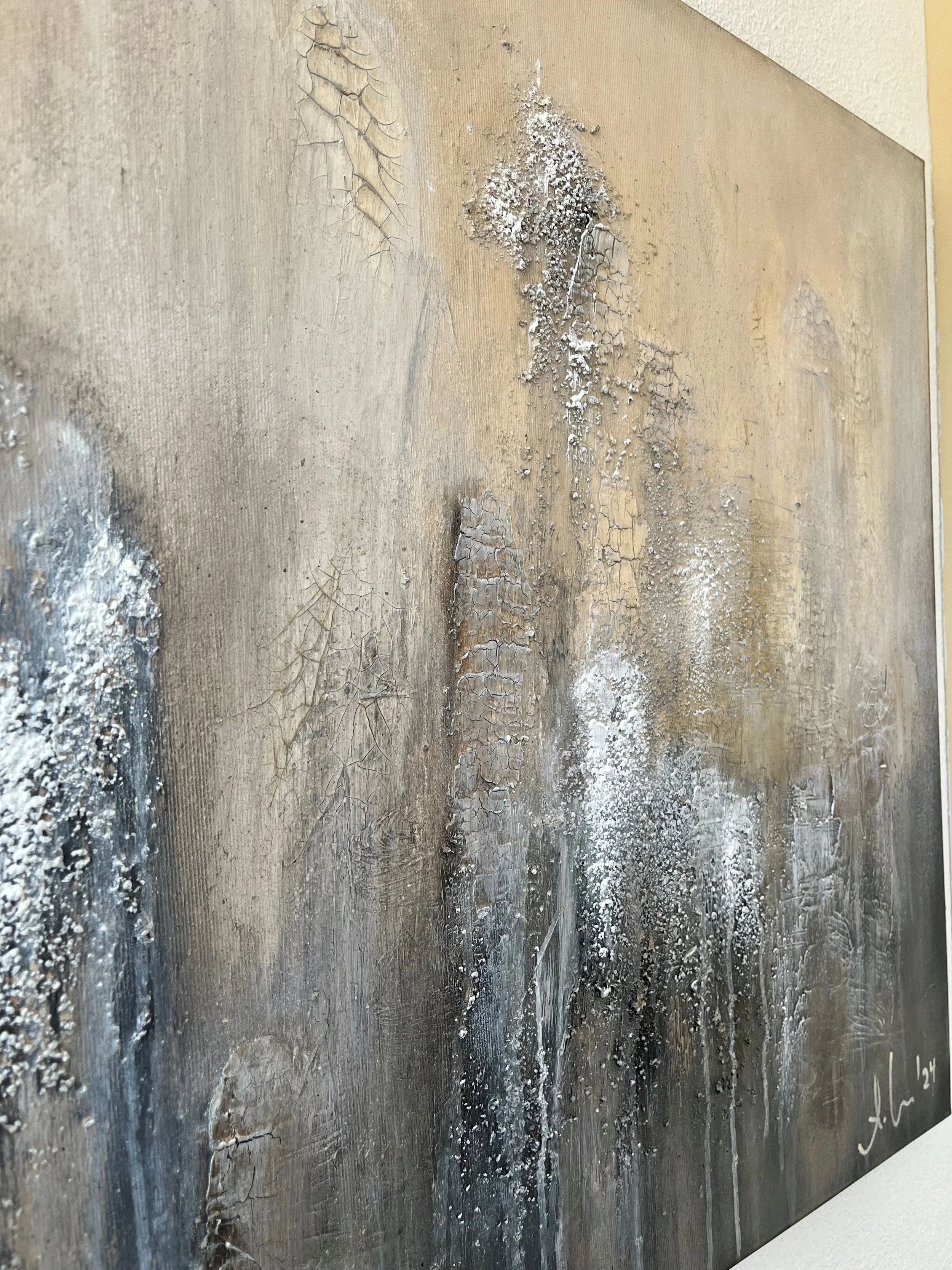 Ein abstraktes Gemälde mit erhabenen, gewölbten, texturierten Flächen in erdigen Tönen, mit cremefarbenen und schwarzen Akzenten, und einem schwarzen Künstlerstempel unten rechts.