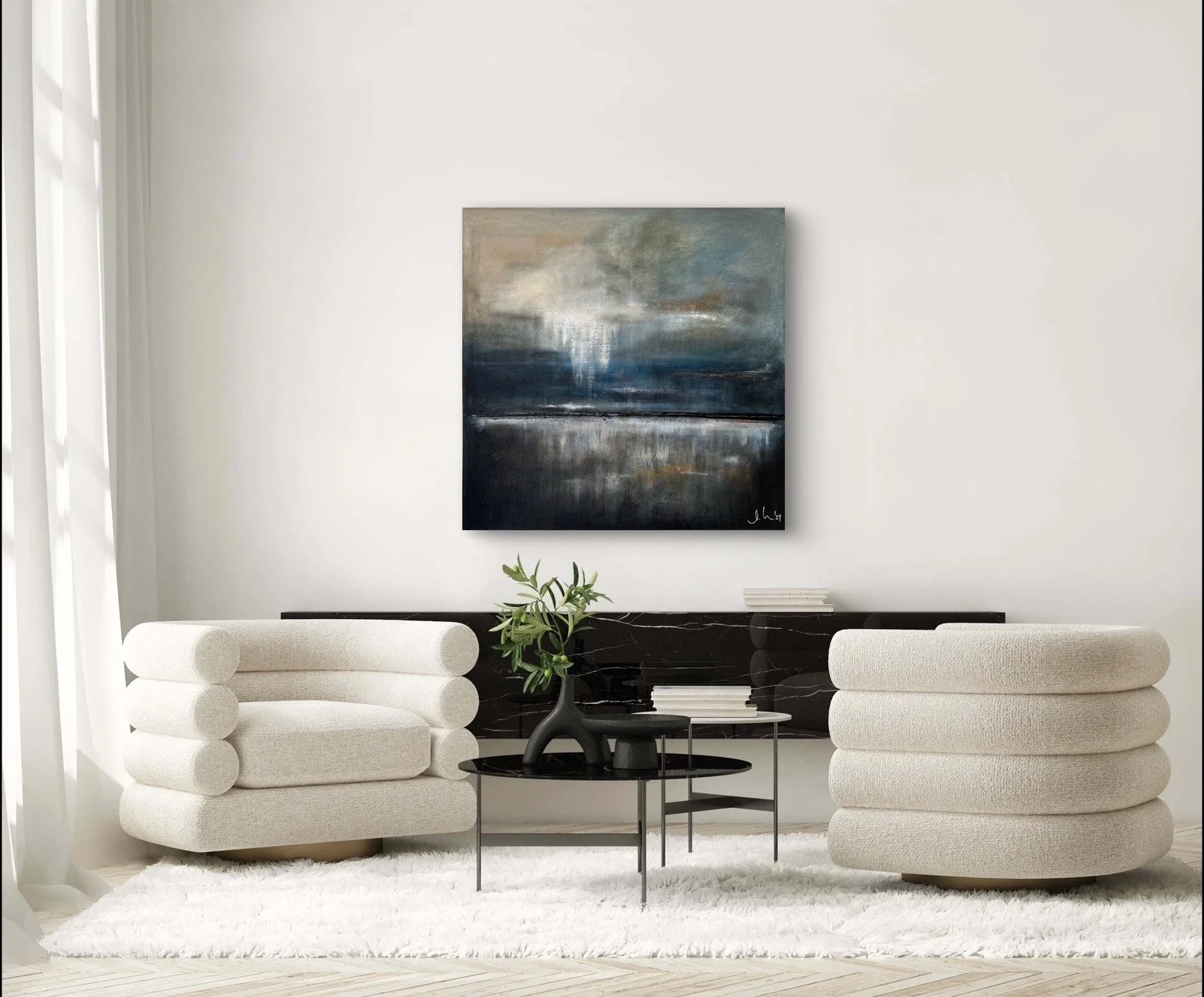 Modernes Wohnzimmer mit weißen Sesseln, schwarz-glänzendem Tisch und abstraktem Gemälde an der Wand.