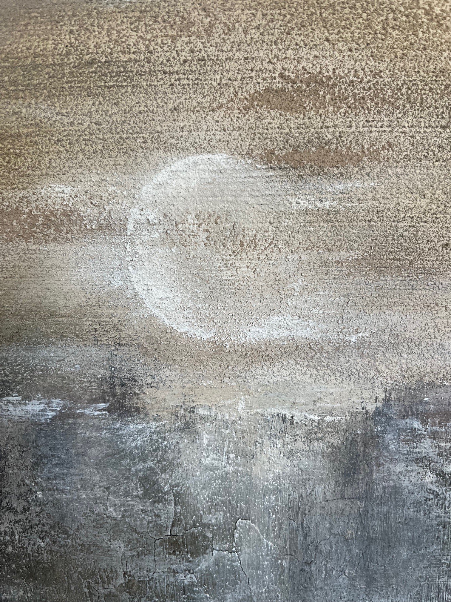 Staubige, graue Wand mit einem großen, weißen, halbmondförmigen Fleck und Rissen im Beton