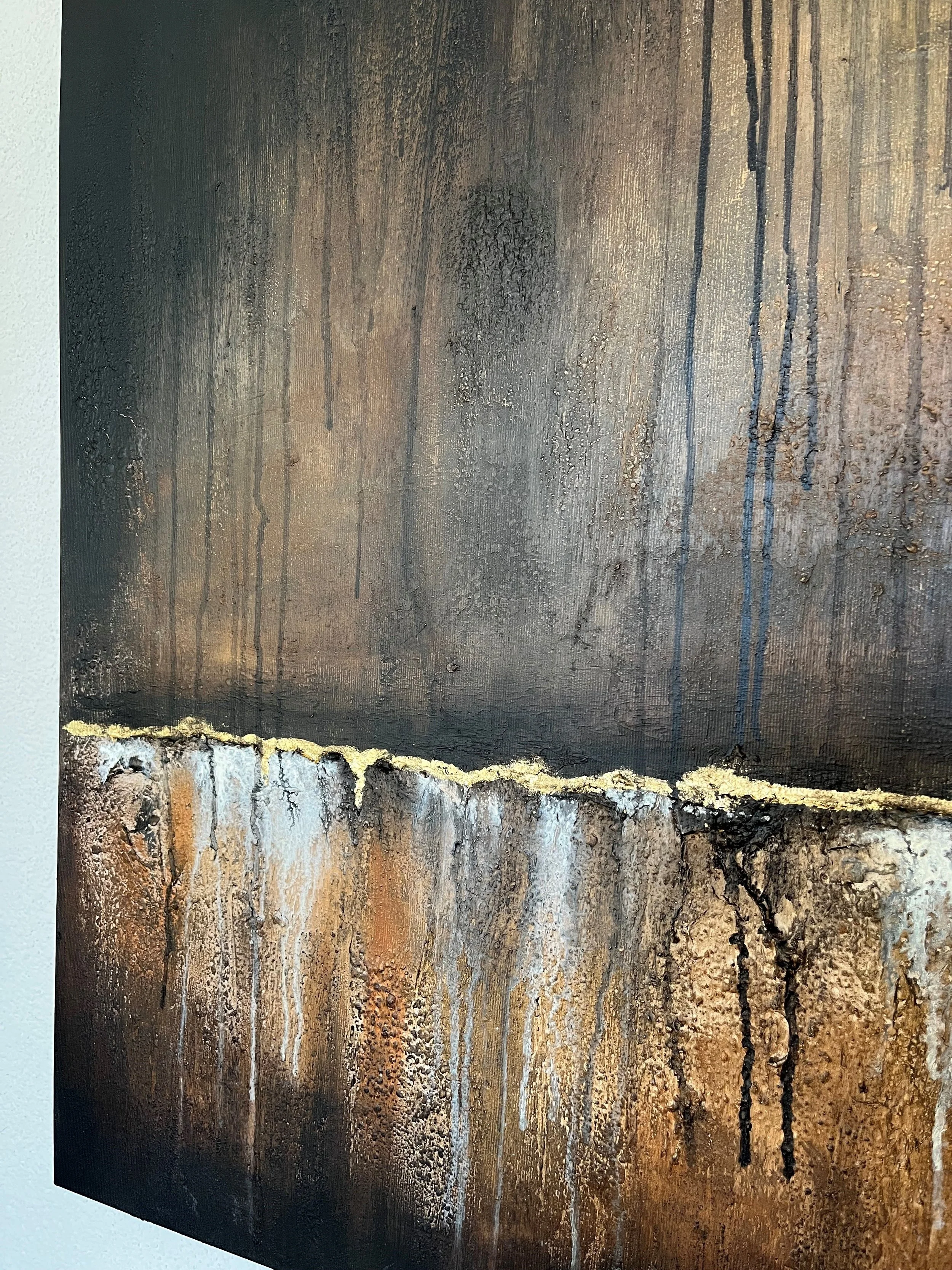 Abstrakte Kunst mit dunklen, erdigen Tönen, vertikalen Linien und einer texturierten Oberfläche.