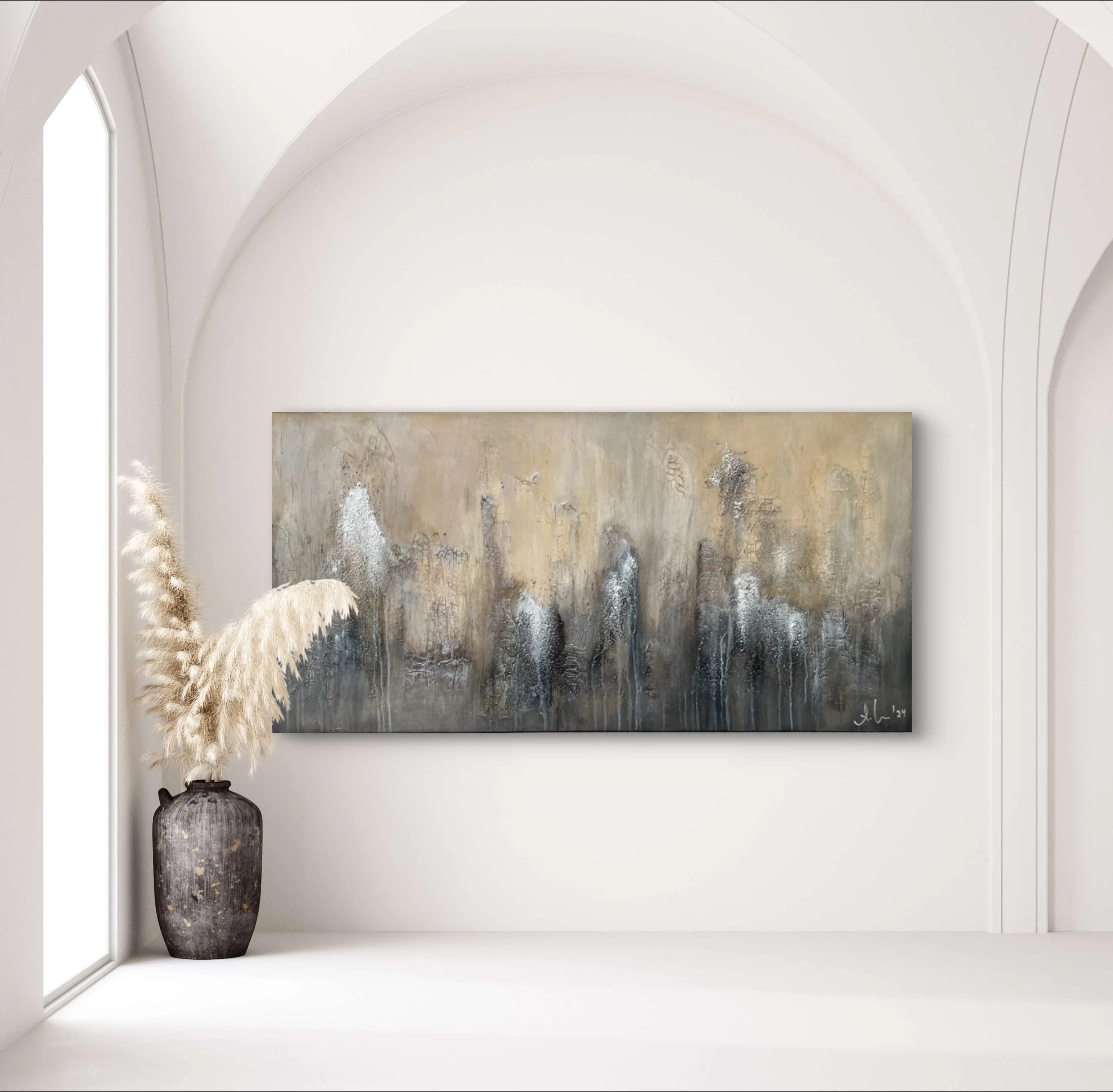 Ein modernes Wohnzimmer mit einer abstrakten Gemälde an einer weißen Wand, eine Vase mit getrockneten pampas Gräsern steht auf dem Boden.