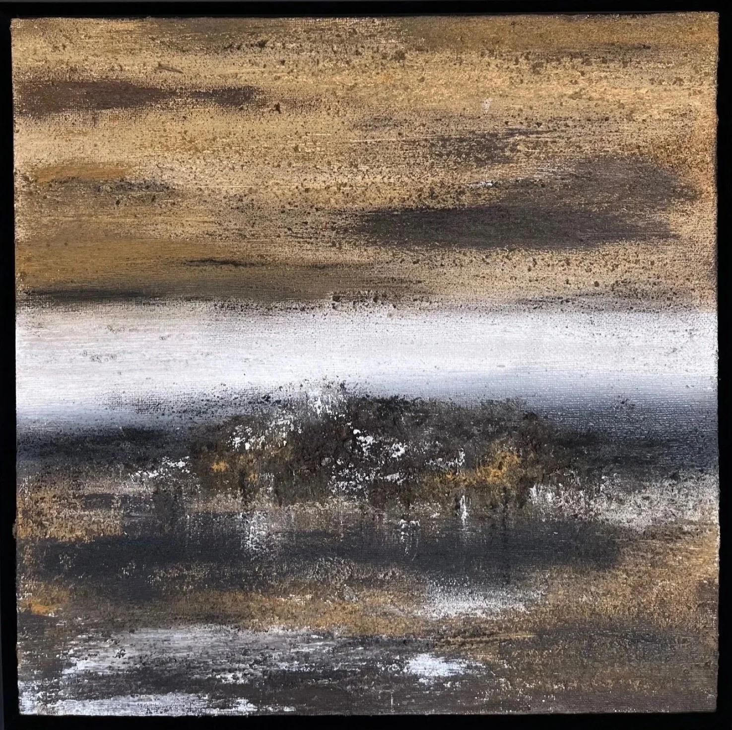 Abstraktes Gemälde mit horizontalen Streifen in Erdtönen, Schwarz, Weiß und Grau, an einigen Stellen strukturierte Oberflächen.