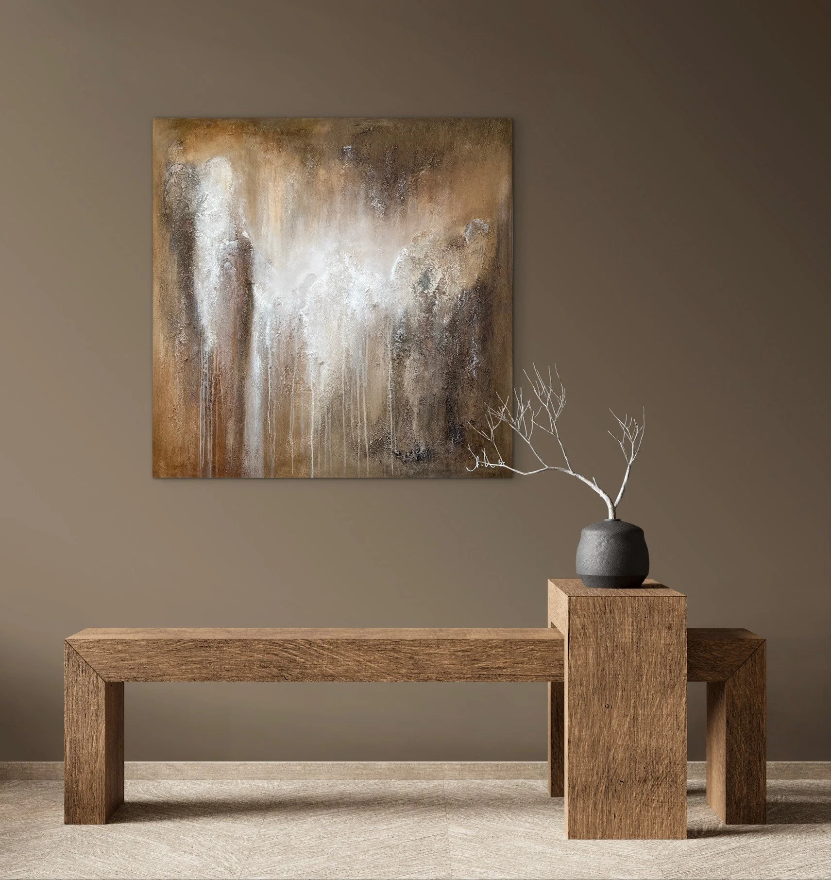 Ein modern eingerichteter Raum mit Wandbild, Holzbank und einer Vase mit Zweigen auf einem hohen Holzblock.