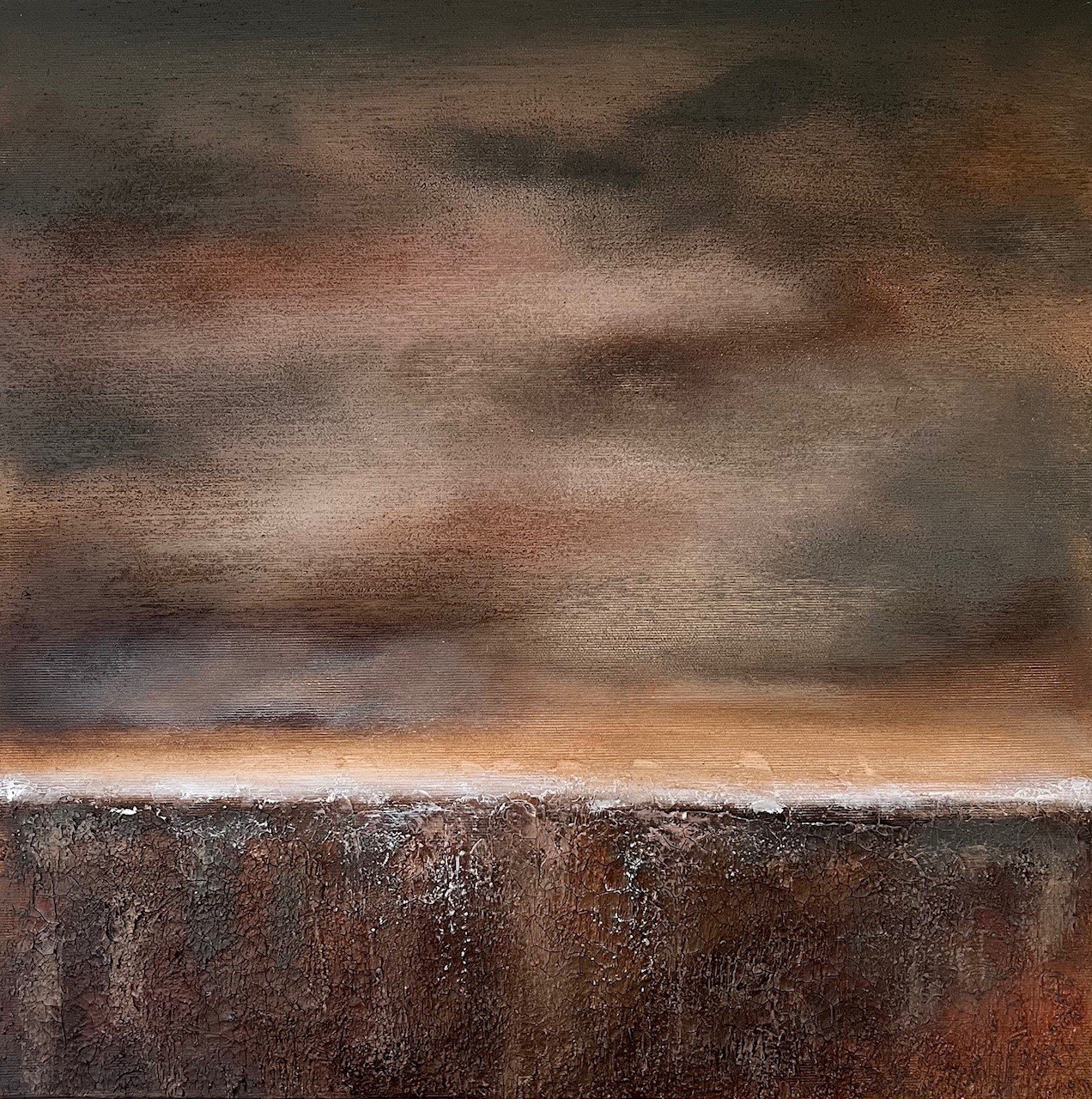 Ein dunkler Himmel mit Wolken und eine eher trockene, rissige Landschaft im Vordergrund.