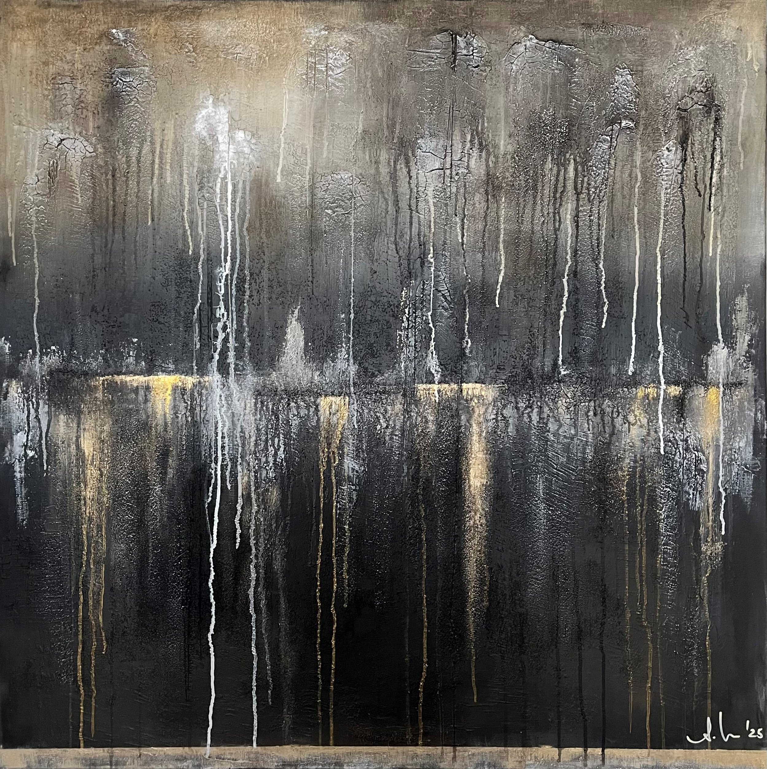 Abstraktes Gemälde mit vertikalen Strichen in Schwarz, Grau, Weiß und Gold, das an einen Wasserfall erinnert.