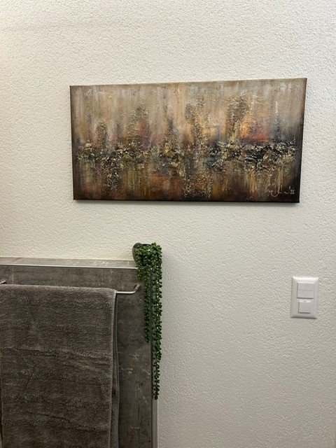 "Im Glanz des Jetzt" glänzt als erstes Auftragswerk bei Sibylle und Hans im Gästebad.