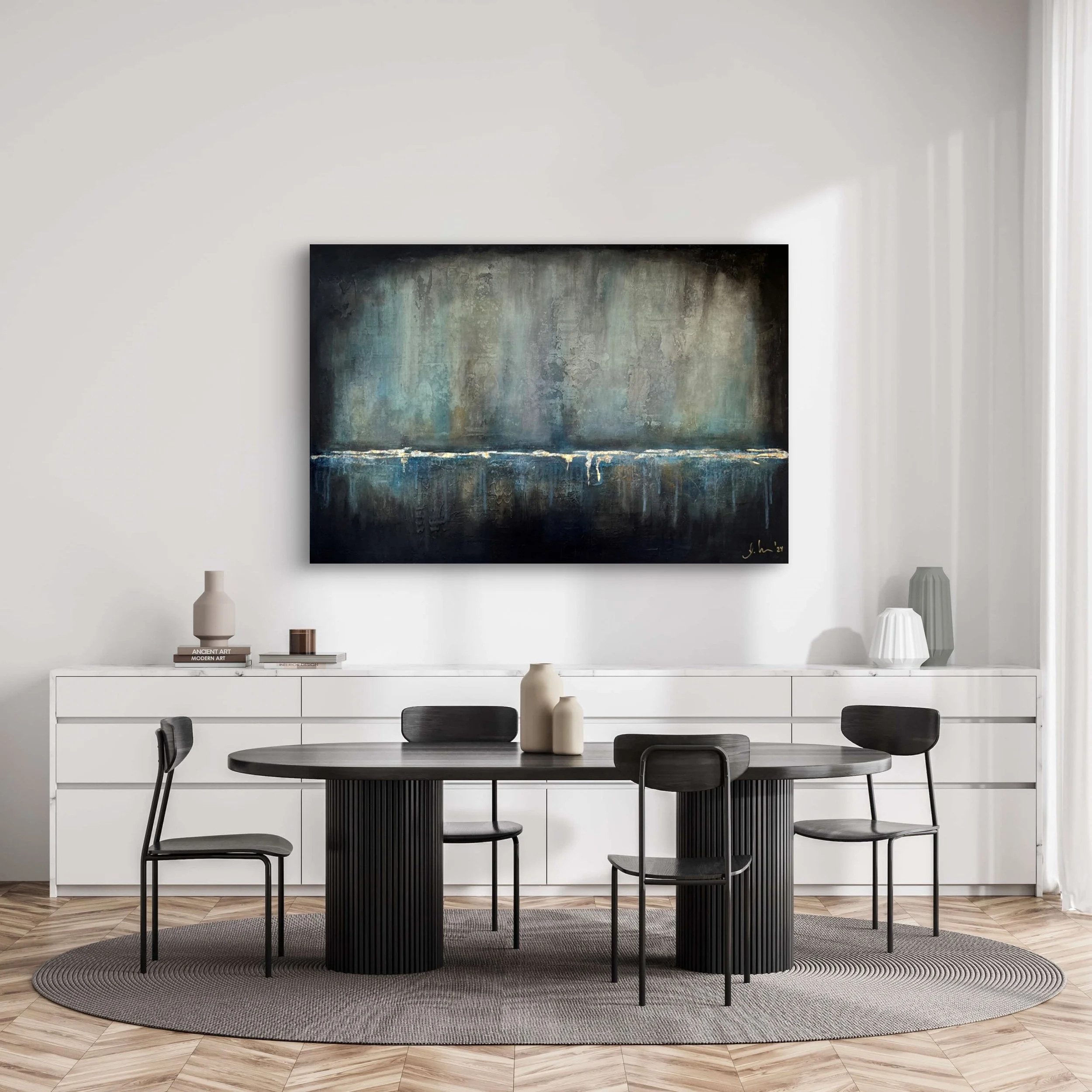 Moderner, minimalistischer Esszimmertisch mit vier schwarzen Stühlen in einem hellen Raum. Auf dem Tisch befinden sich drei weiße Vasen. An der weißen Seitenkommode hängen stimmungsvolle Dekorvasen, im Raum hängt eine große, abstrakte Kunst im Rahmen an der Wand.