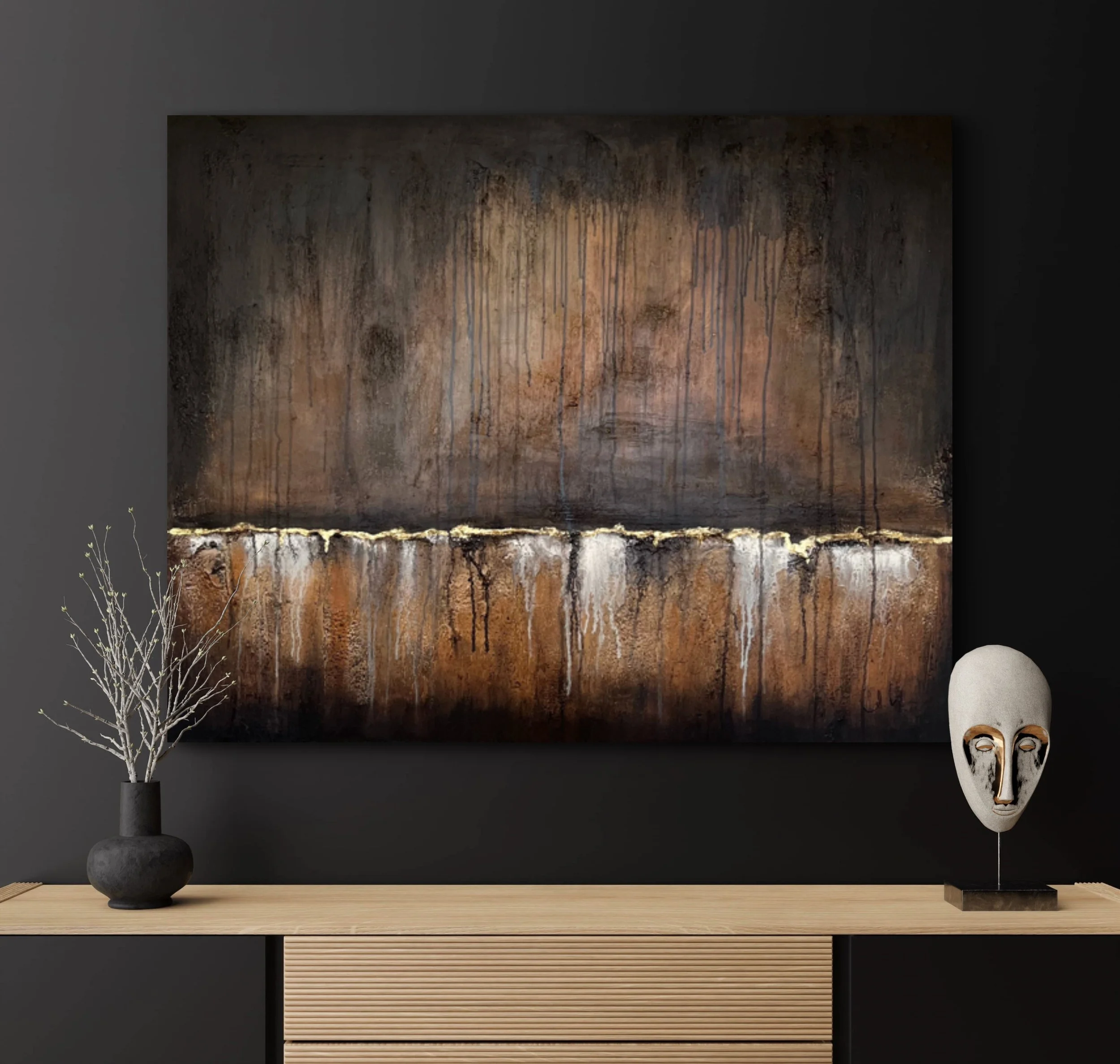 Schwarz dekoratives Wandbild mit dunklen und braunen Farbverläufen, darunter eine Holzkonsole mit schwarzen Vase und weißen Zweigen sowie einer weißen Maskenstatue