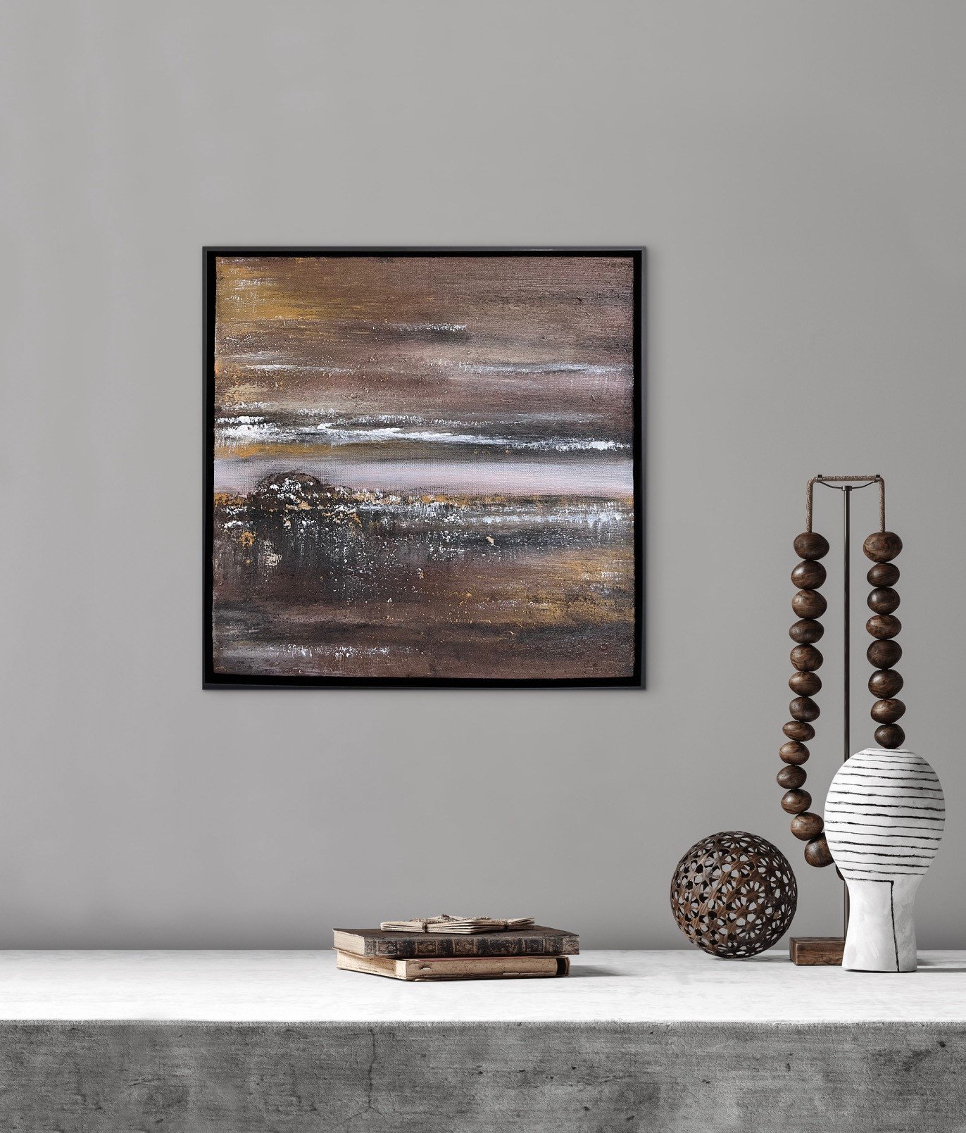 Ein modernes Wohnzimmer mit abstrakter Wandkunst, Holzdekoration und einer minimalistischen Farbpalette.