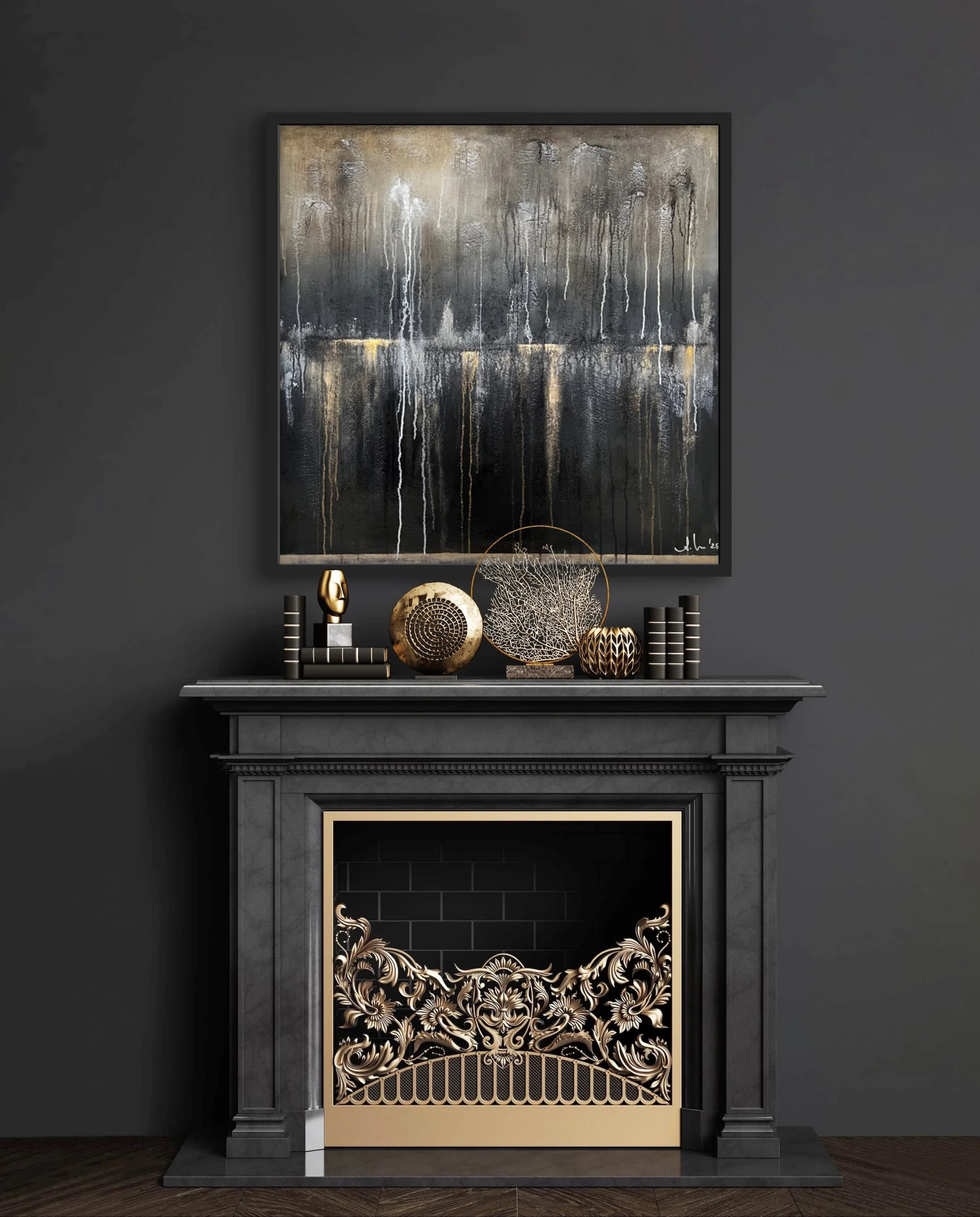 Ein dunkler Kamin mit schwarzen und goldenen Dekorationen vor einer schwarzen Wand, darüber ein abstraktes Gemälde mit Drips in Grau, Schwarz und Gold.