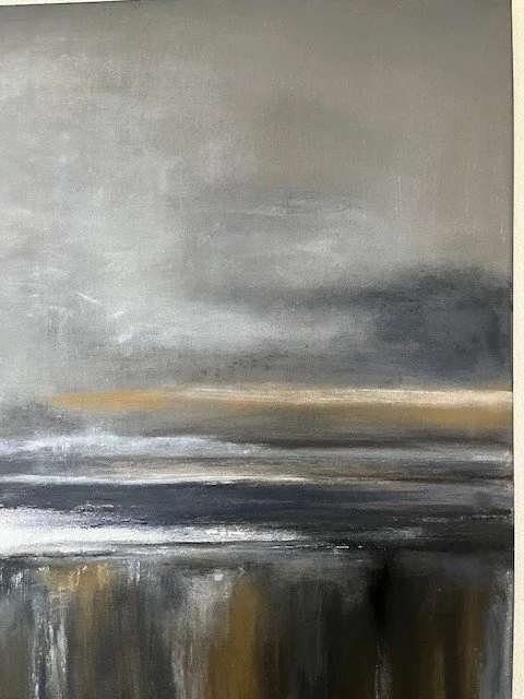 Abstraktes Gemälde mit Grautönen, Weiß, Schwarz und einem Hauch von Gelb, das eine stürmische Szenerie oder Landschaft andeutet.