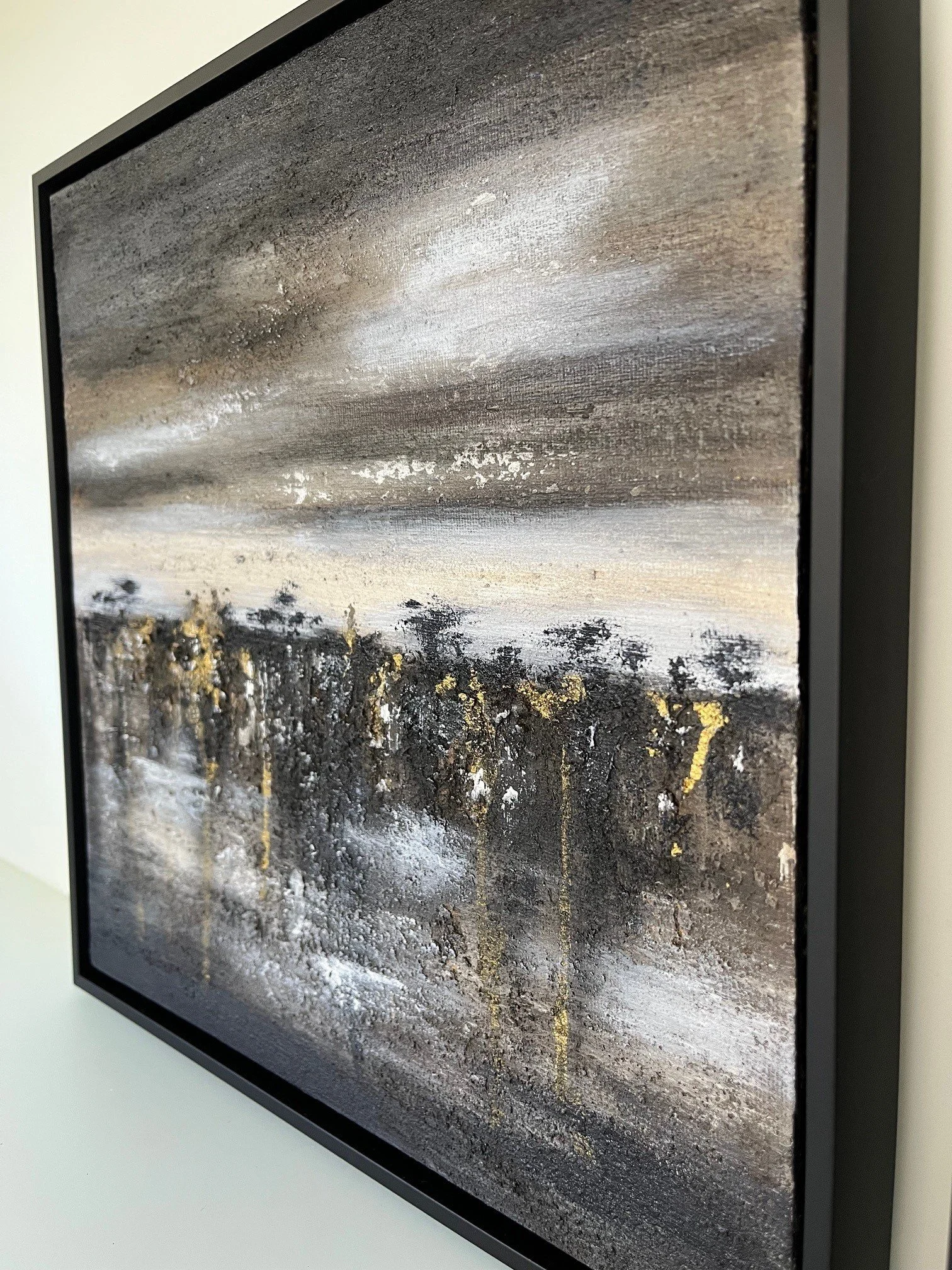 Abstraktes Gemälde mit Erdtönen, Goldakzenten und strukturierter Oberfläche.