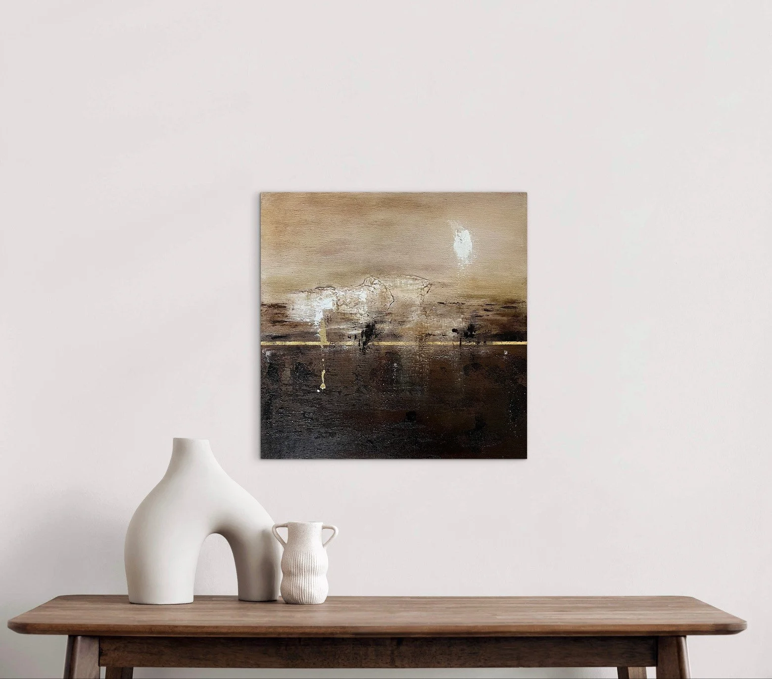 Ein abstraktes Gemälde hängt an einer weißen Wand über einem Holztisch mit drei Keramikvasen in verschiedenen Größen und Formen.