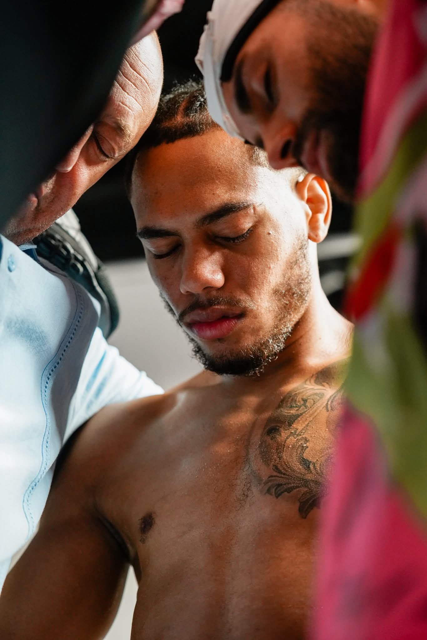 Yan Santana praying before entering the ring.