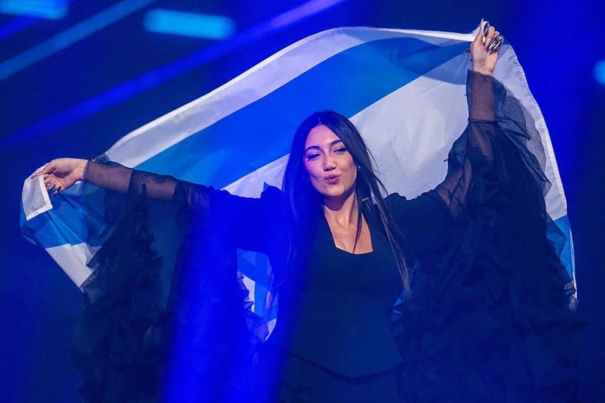 Woman in black dress holding an Argentine flag