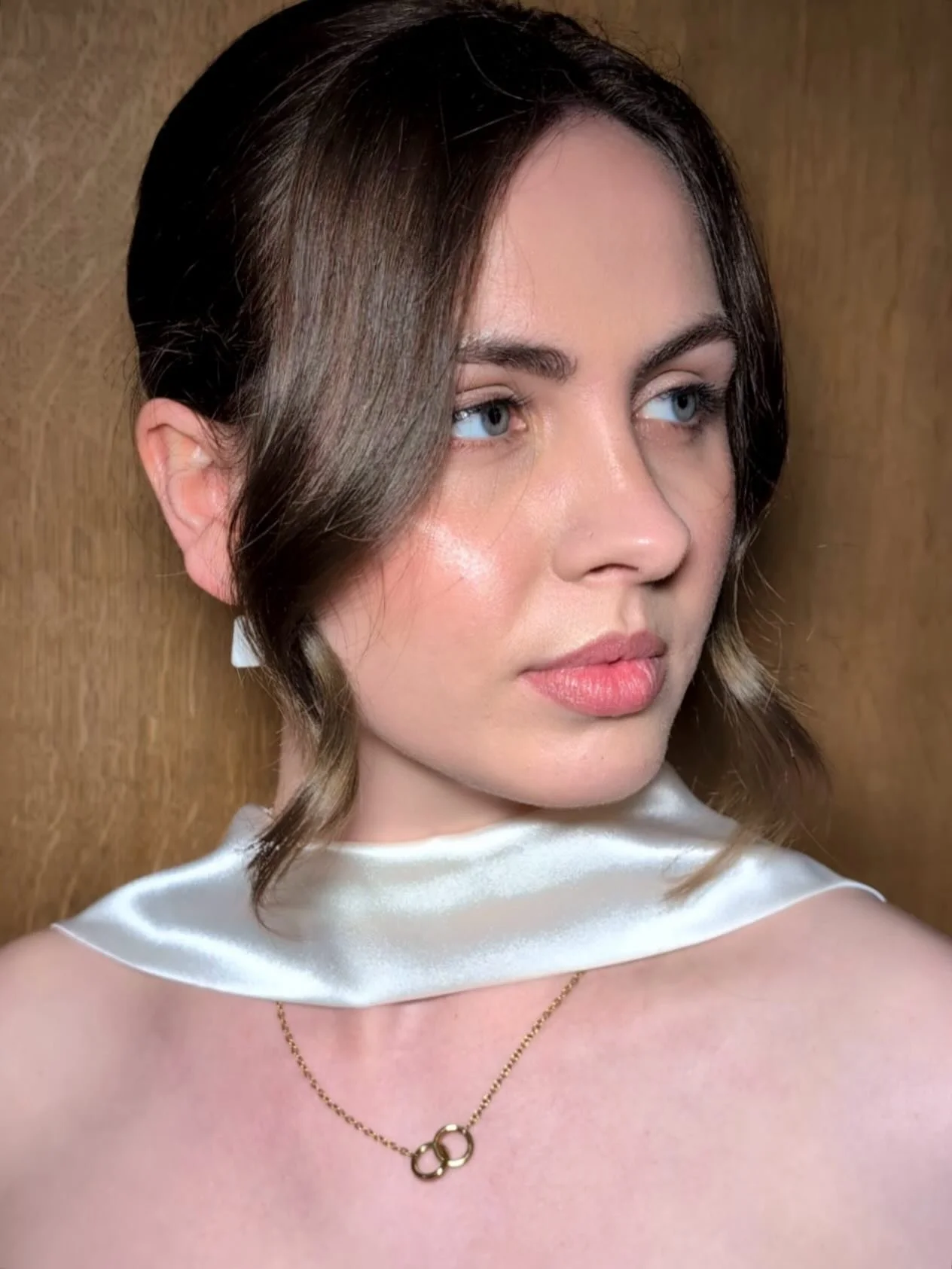 Can we just take a minute for that GLOW ✨😮&zwj;💨 
Using my new fav @glossier Futuredew and my ride or die @charlottetilbury Pillow Talk Beauty light wand

Loved demoing this look at @alovethingwedding on Sunday and then having a little impromptu sh