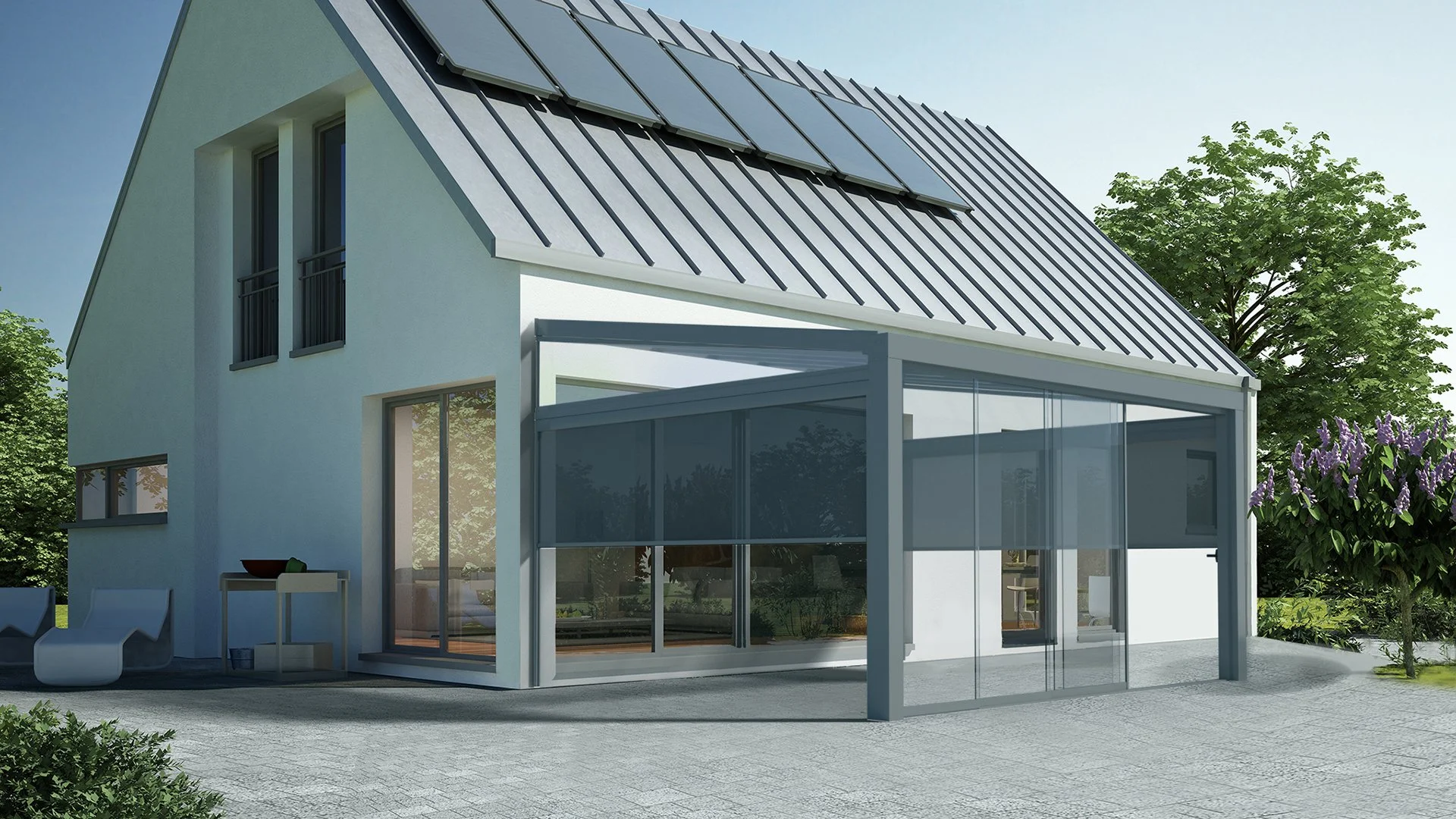 Maison moderne avec toiture en métal, panneaux solaires, terrasse extérieure avec pergola moderne et jardin avec arbres et plantes.