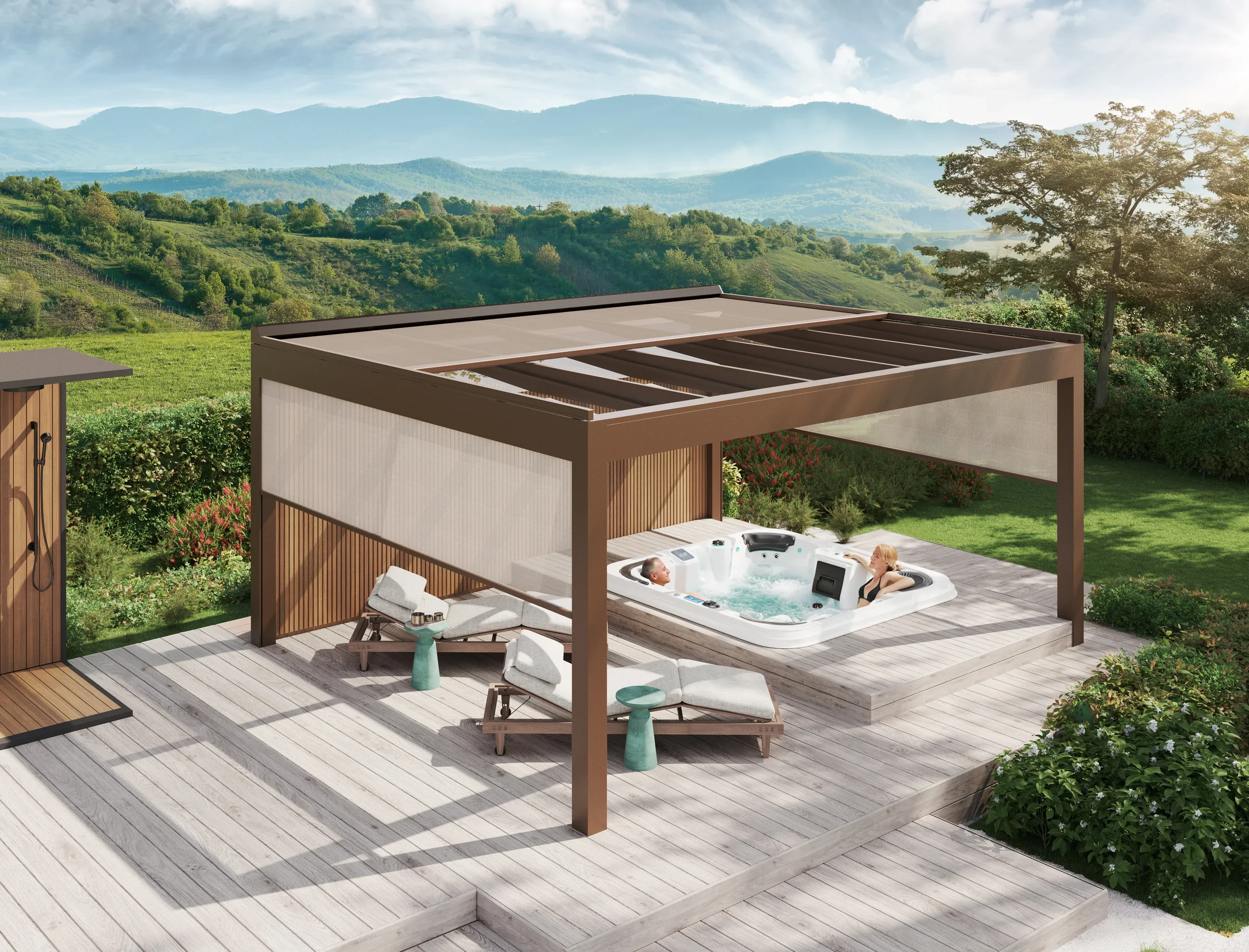 Terrasse avec spa habritée d'une pergola moderne de luxe, deux personnes à l'intérieur, mobilier de détente, vue sur la campagne et les montagnes.