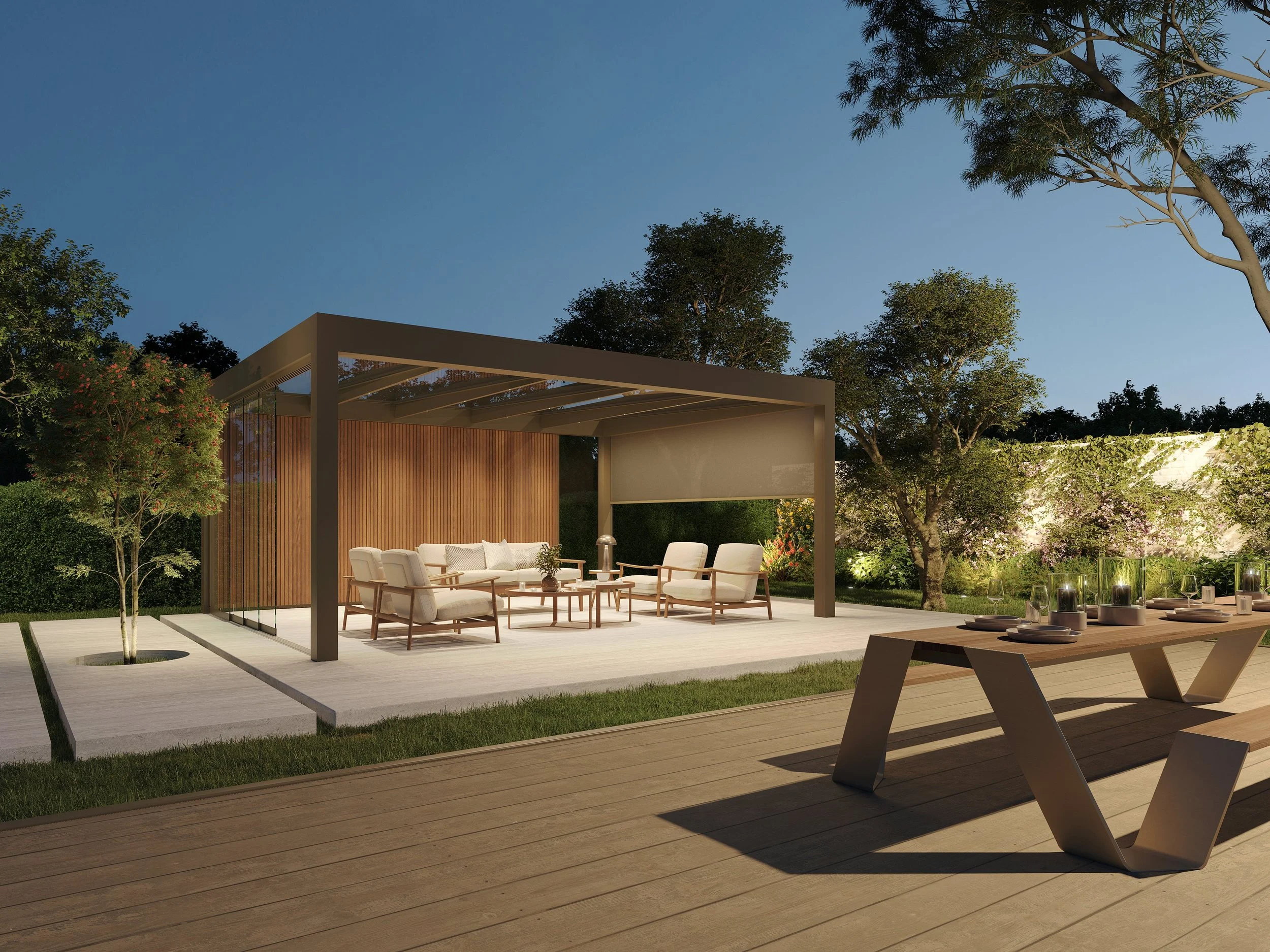 Terrasse extérieure avec mobilier de salon sous une pergola moderne, arbres et jardin fleuri en soirée.