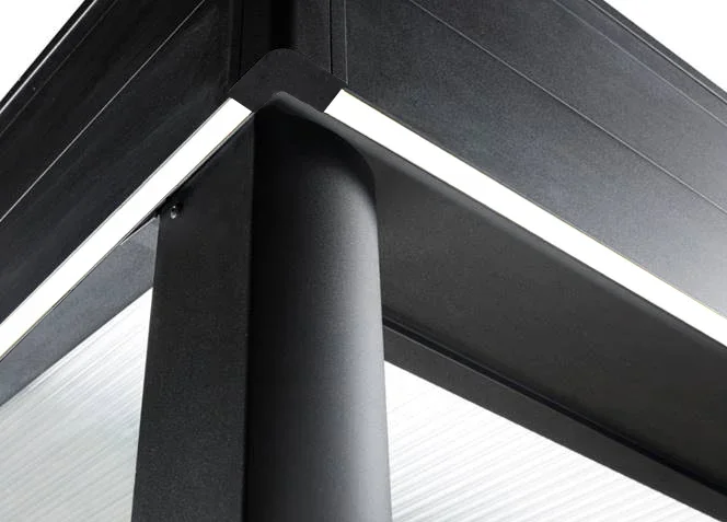 Bandeaux de LED intégrée aux rails aluminium de la pergola.