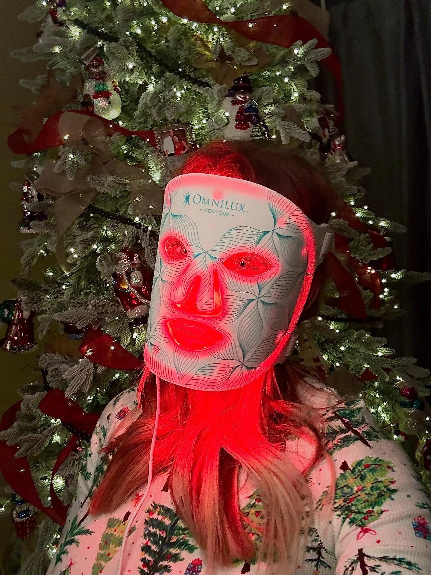 #merrychristmaseve from all of us @monarchaestheticmedicine ! This is our #christmasvibe ! #omnilux #momshelpingmoms #medspa #columbusmedspa #skincare #skinfluencer #skinfluencers #antiaging #antiagingskincare #xmas #alliwantforchristmas #holiday #ho