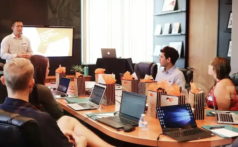 Direct Search: Zlecić agencji czy powierzyć wewnętrznemu HR? 5 kluczowych różnic.