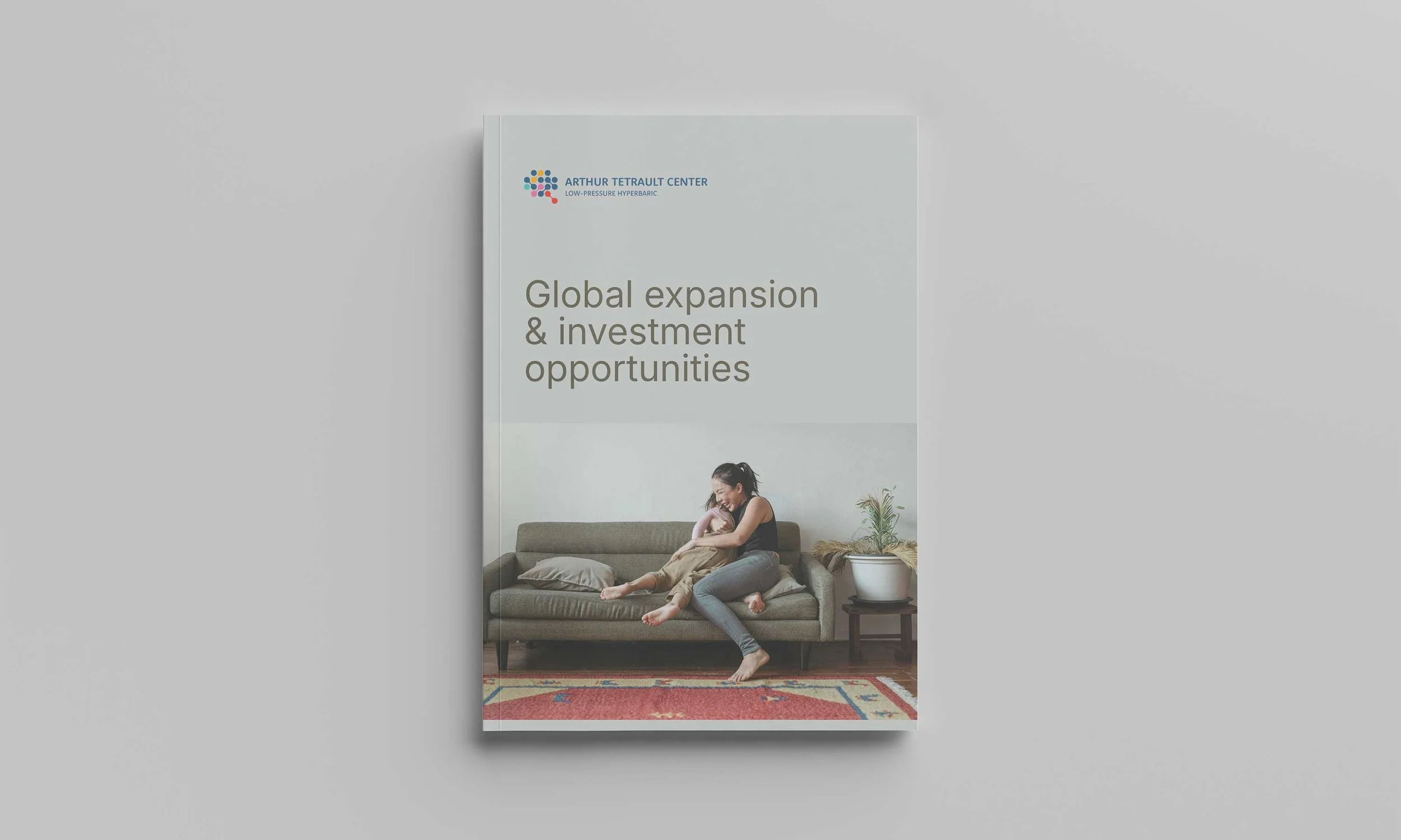 Couverture d'un document intitulé 'Global expansion & investment opportunities' avec un logo en haut à gauche, montrant deux femmes assises sur un canapé dans un salon, en train de rire et de discuter.