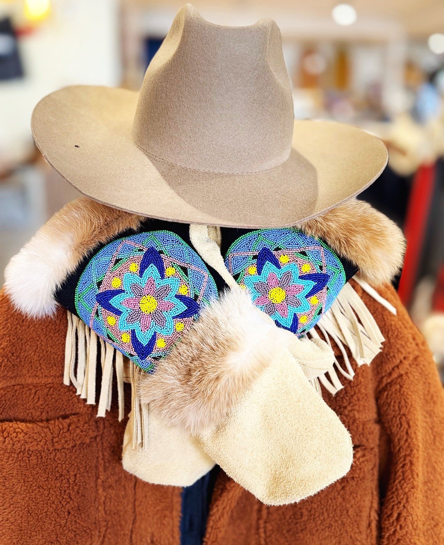 Hey dads, brothers, partners, here&rsquo;s a holiday cheat sheet: our 4 of our most wish-listed items for the ladies. 

1) leather beaded fringe mittens from @astismittens
2) indoor/outdoor slippers from @harimari
3) Nordic 100% merino baselayer from