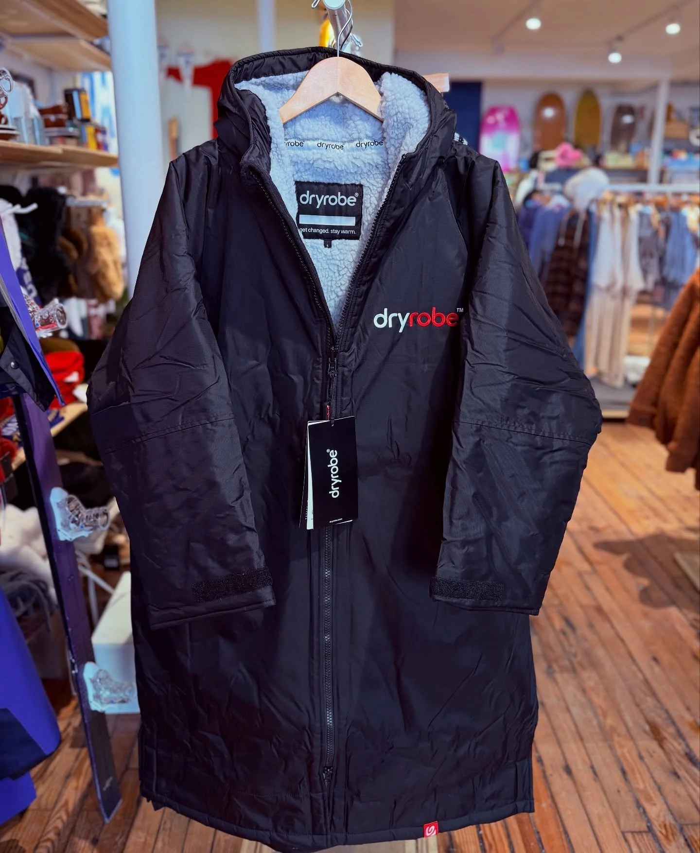 If you&rsquo;re still in or near the ocean, this one&rsquo;s for you 🥶
New in the shop, @dryrobe&mdash;chosen for performance (waterproof, windproof, fast-drying, superior warmth, we could go on&hellip;), it&rsquo;s perfect for post-plunge, post-sur