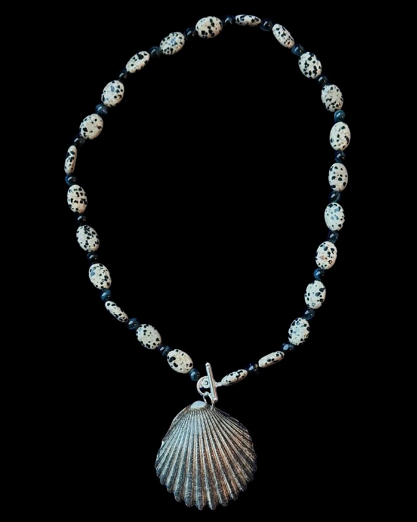 Handmade beaded shell necklaces, available now at the link in my bio! Xoxo 

#BijouxetBisous #Shopping #SmallBusiness