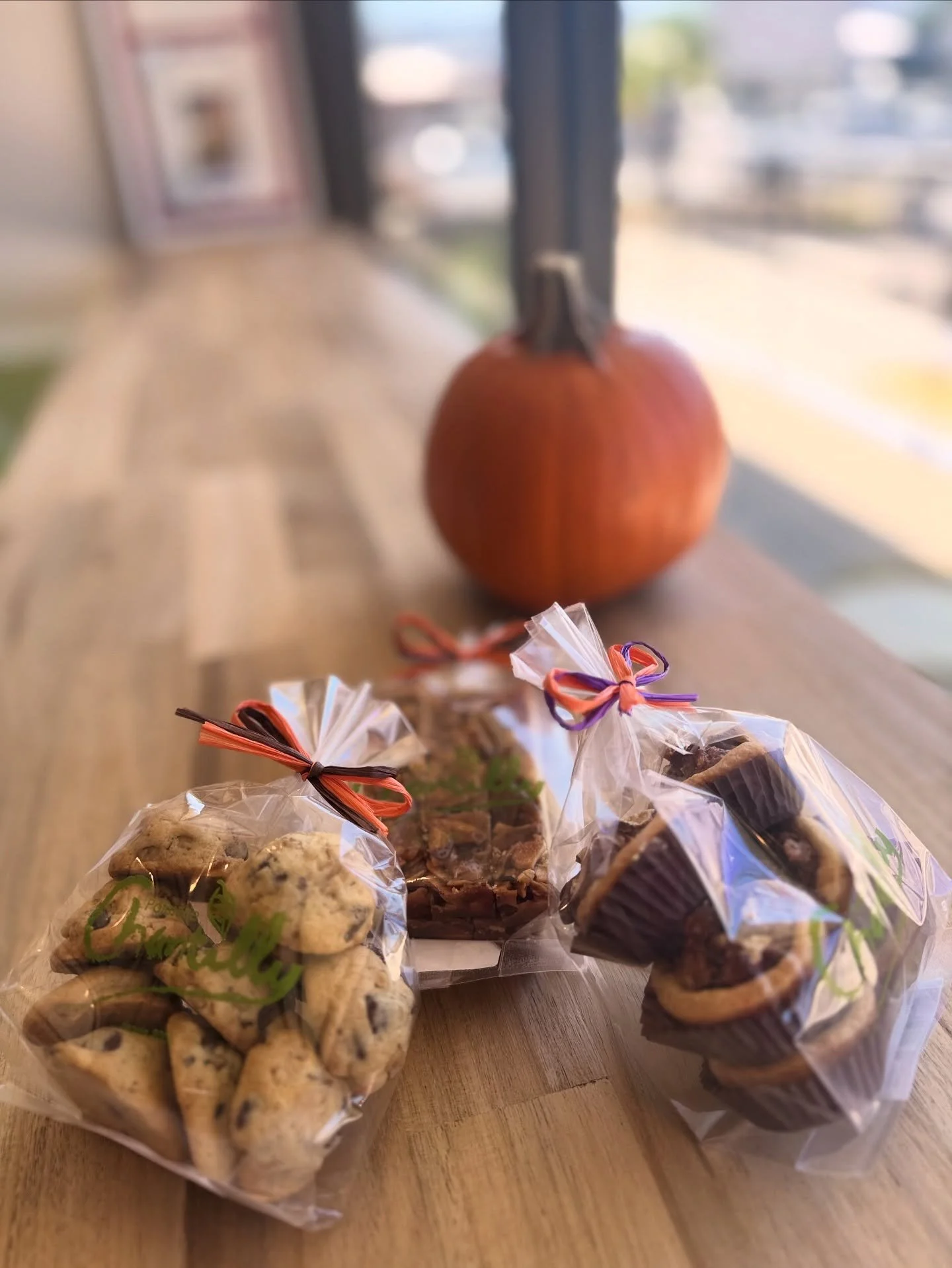 .
Halloween and Thanksgiving are just around the corner! 🎃🍂
It&rsquo;s the perfect time to gather with friends and family and nothing makes those moments sweeter than a box of our handmade cookies. 🍪💛
Share them, gift them, or enjoy them with a c