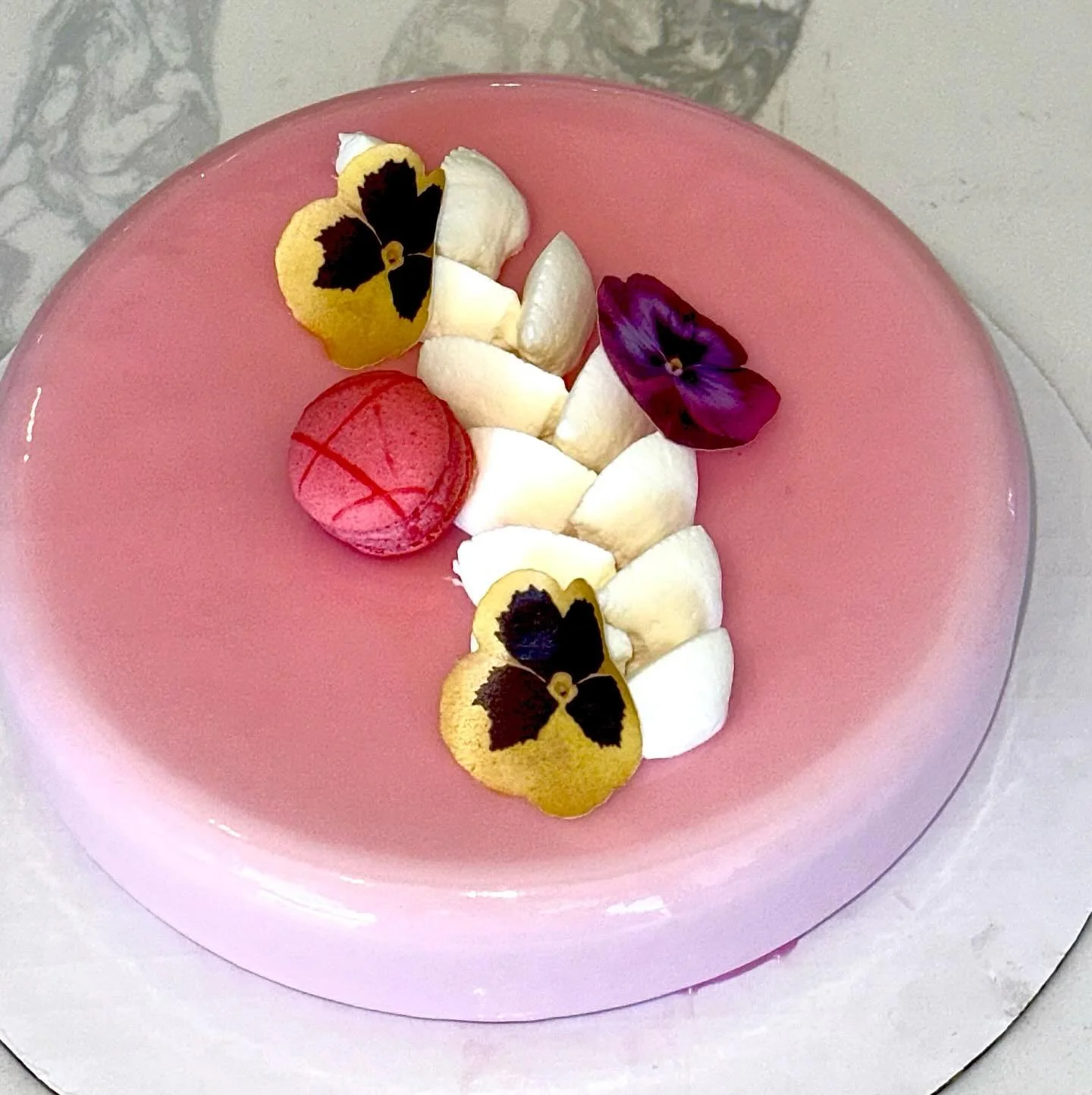 Je t&rsquo;aime Maman ( Mother, I love You) is our new Mother&rsquo;s Day Cake this year!  Two tone Pastel pink whole 18cm cake with strawberry custard, vanilla cream.. topped with edible pansy flowers , mini macaron ..#patisserie #patisseriechantill