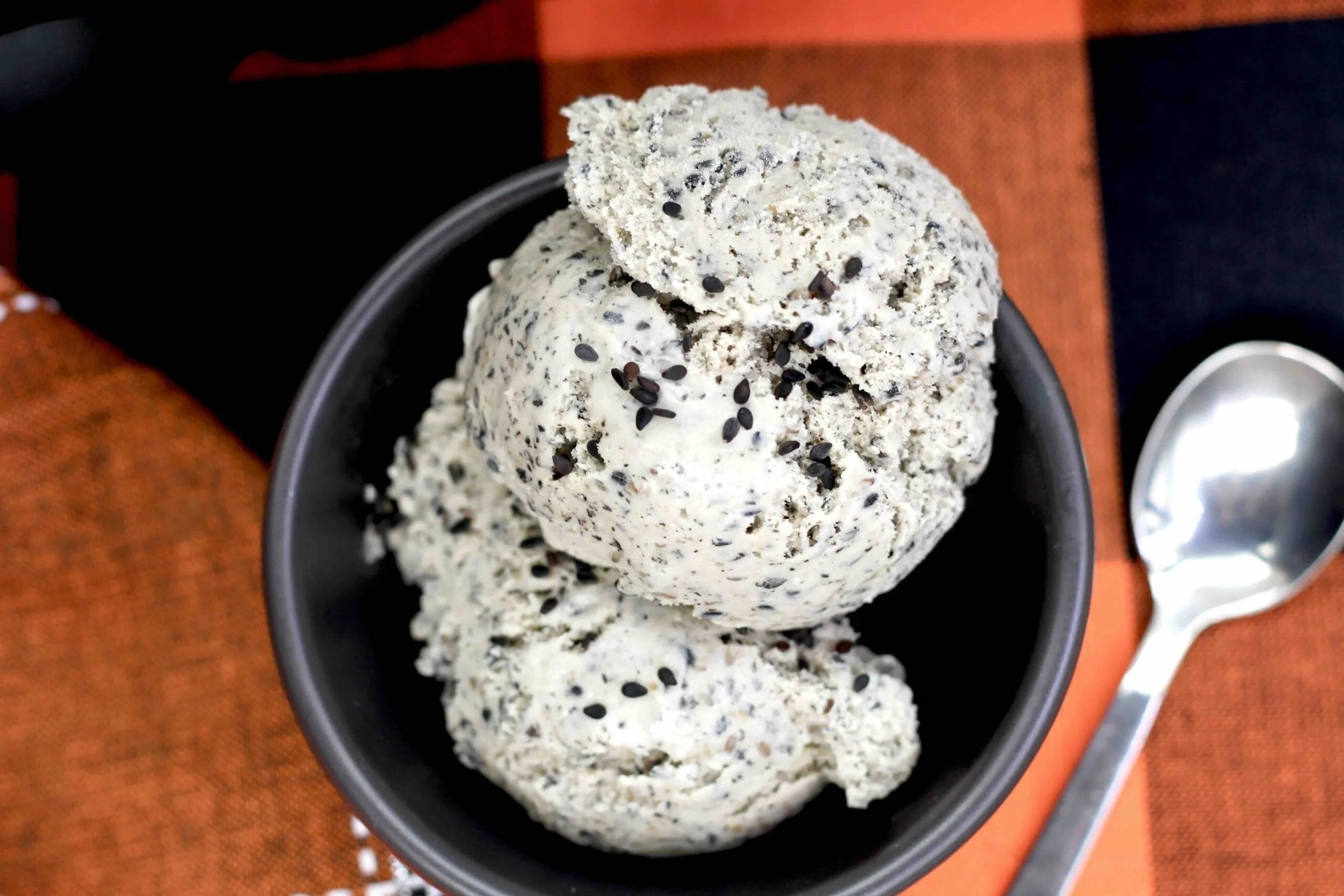 Sesame ice cream (2 scoops)