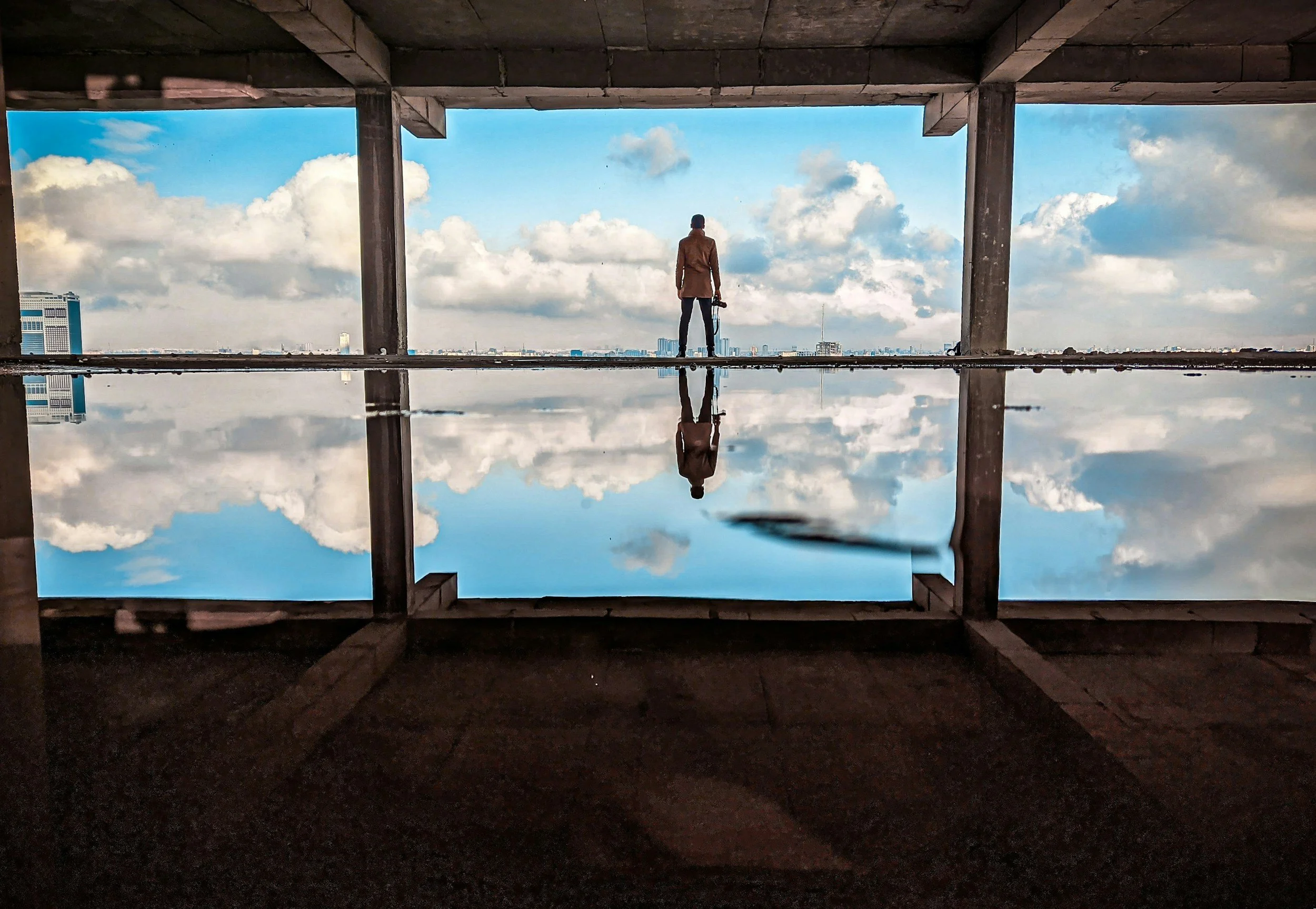 Person looking out toward a wide horizon representing self-discovery, emotional wellbeing, nervous system awareness, personal growth, clarity, confidence, and one-to-one somatic coaching.
