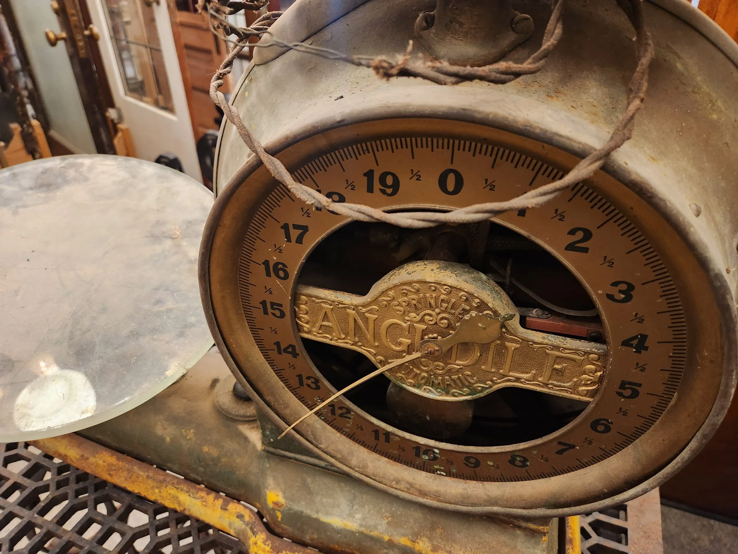 Vintage Hanson Model 2060 kitchen scale with Angedile automatic precision dial, photographed at an antique market and illustrating the history of well-preserved everyday objects.