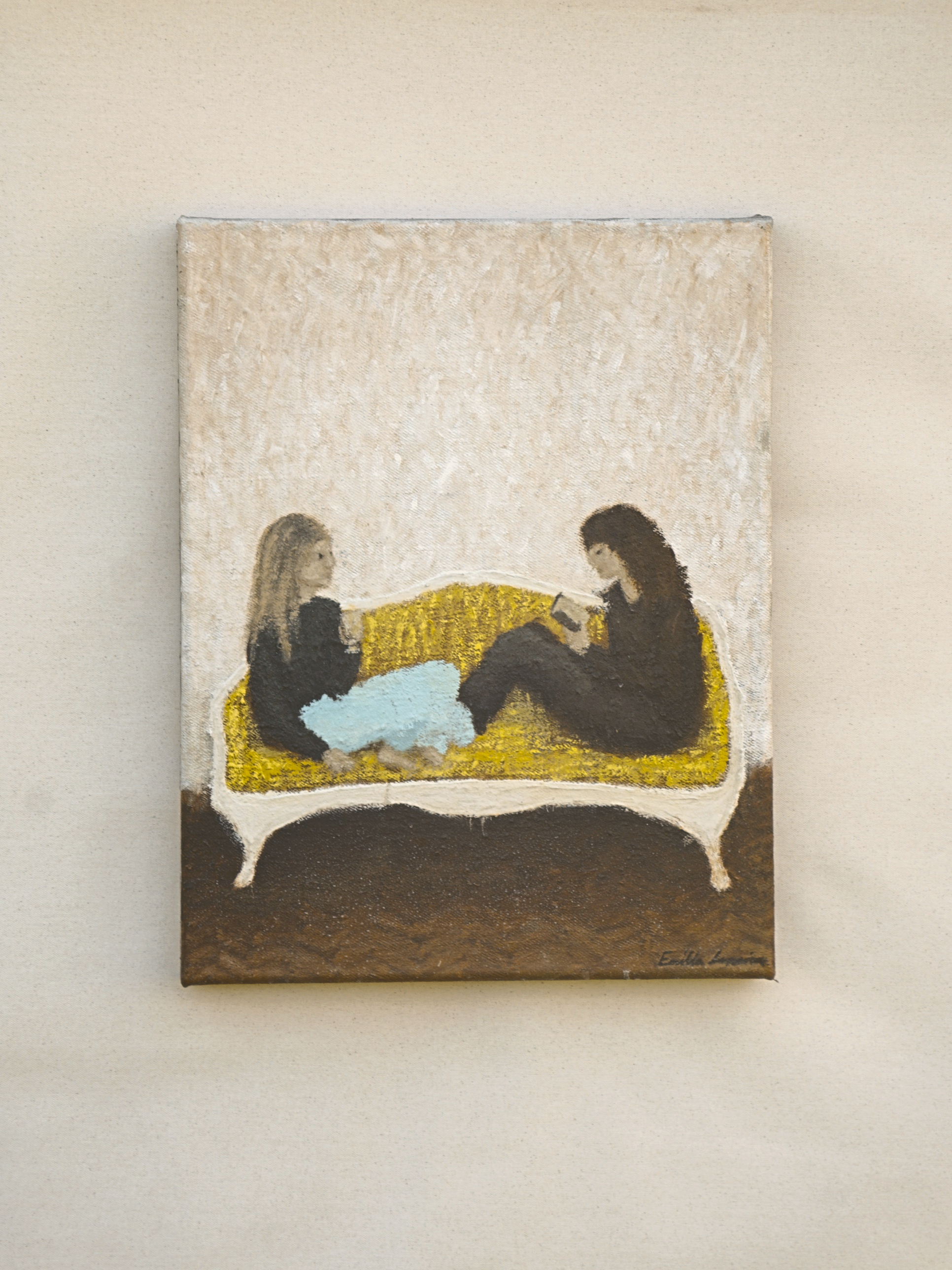 Je & Tu – Vis-à-vis by Emilia Lemaire, 2026. Two women with long hair, one fair and one dark, sit facing each other at either end of a yellow canapé with a pale frame, against a light wall and a dark floor.