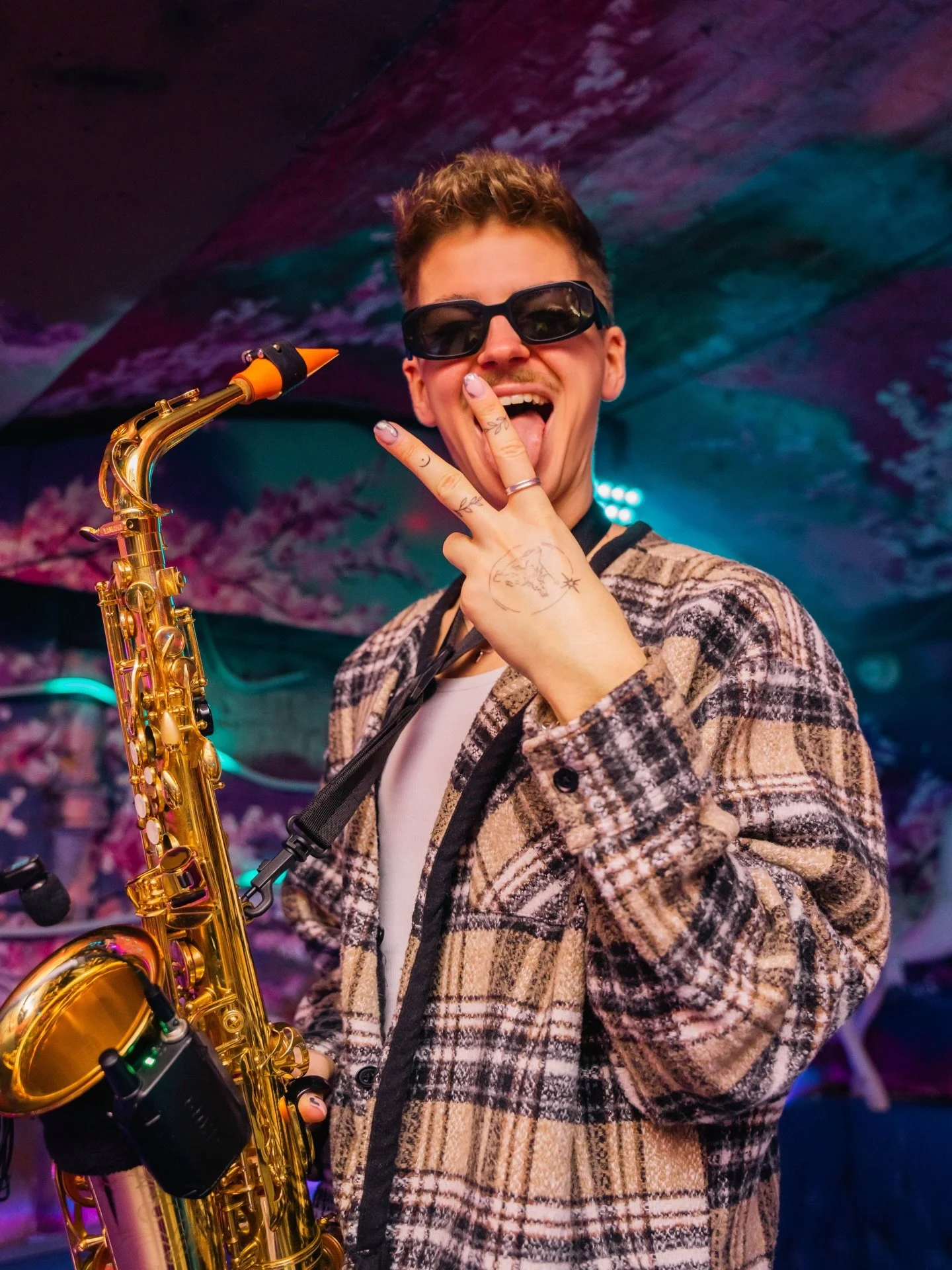 ✌🏻👅 🎷🕶️