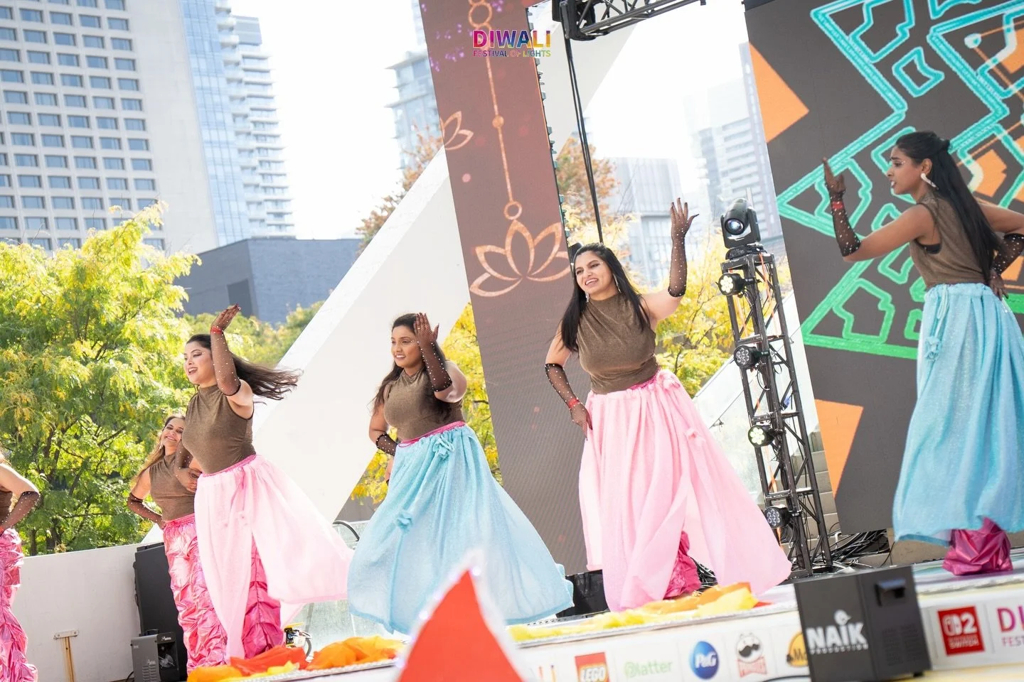 Throwback to our pataka performance @diwalifestivaloflights 🪔 

#explorepage✨ #fyp #dancer #oorjadanceworks #southasiandance