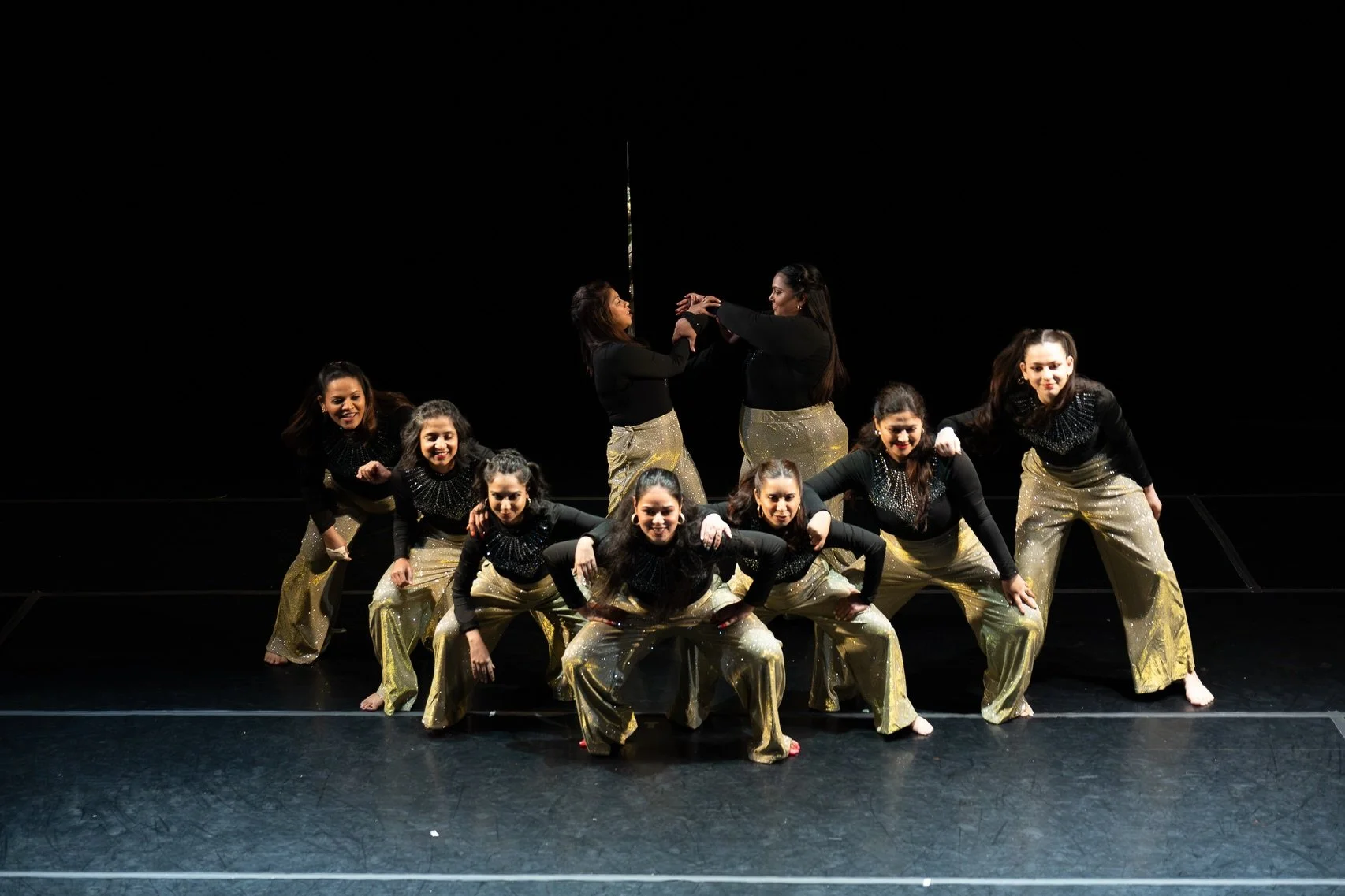 Kalakaari&rsquo;26 highlights🎊
She&rsquo;s not just pretty, she&rsquo;s powered. Femme. Fierce. Full Oorja. ✨

Come join us and be a part of our community! 🙌🏻
.
.
.

#oorjadanceworks #transitionreels #dancetransition #kathakreels  #explore 

( stu