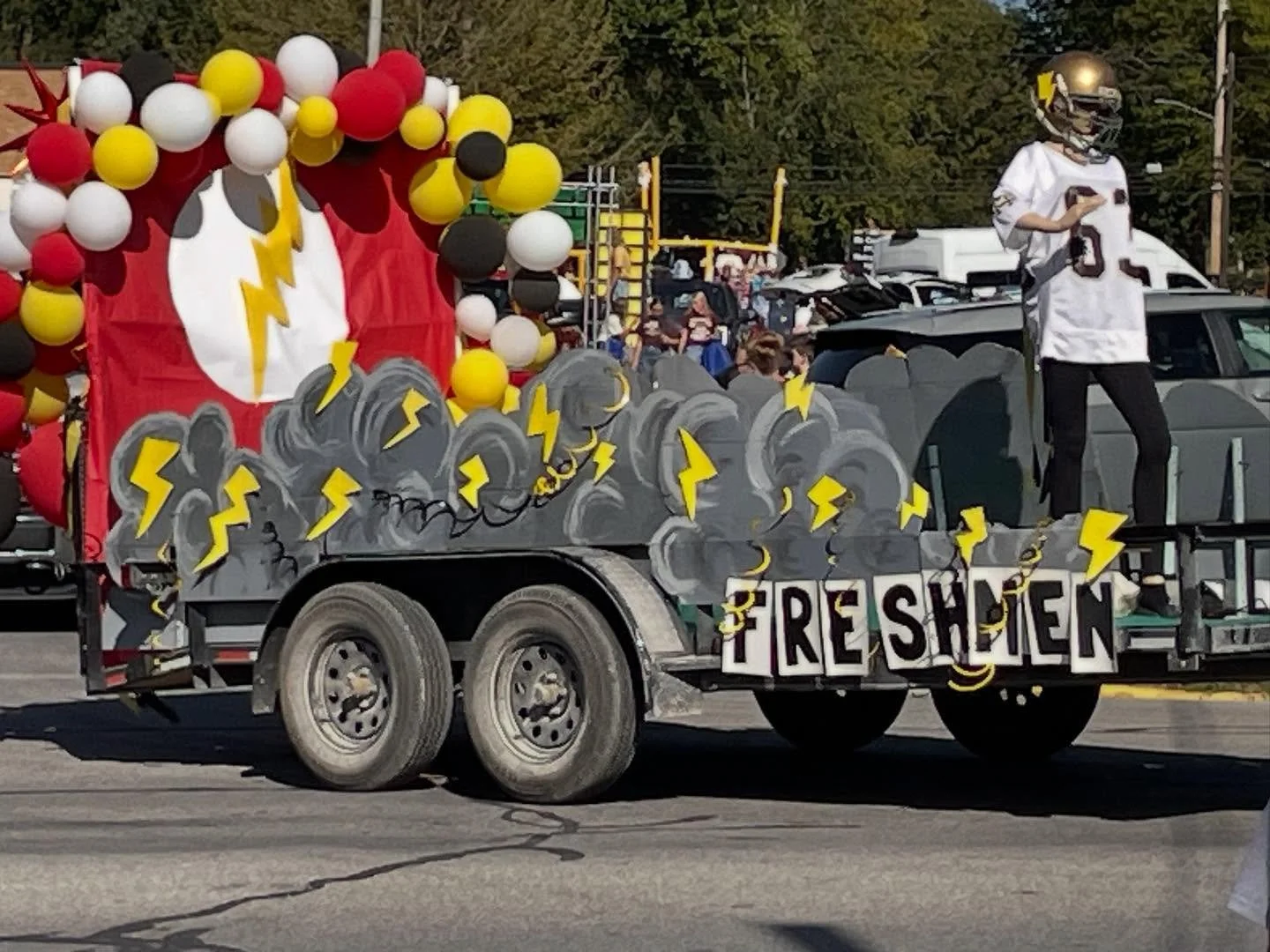 Homecoming parade this afternoon did not disappoint 🥁🎺 🚨 followed by an Aces ⭐️WIN⭐️ tonight! #happeningonmarketstreet #homecomingparade #goldenacesfootball #mountcarmelgoldenaces