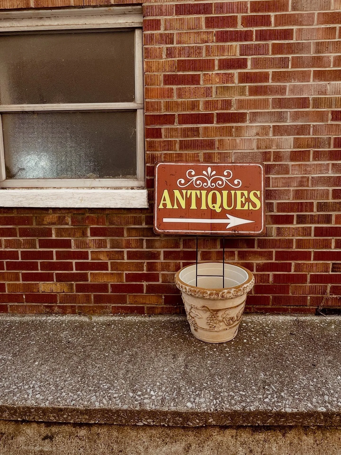 It's going to be a beautiful day today in Mount Carmel! Head uptown and see what new finds are waiting for you on Market Street. 🍅🌽🌶️🧅🍞🍔🍟🕰️🎃 #illinoisantiques #shopsmall #eatlocal #goodthingscomefrommarketstreet  #meetmeonmarket