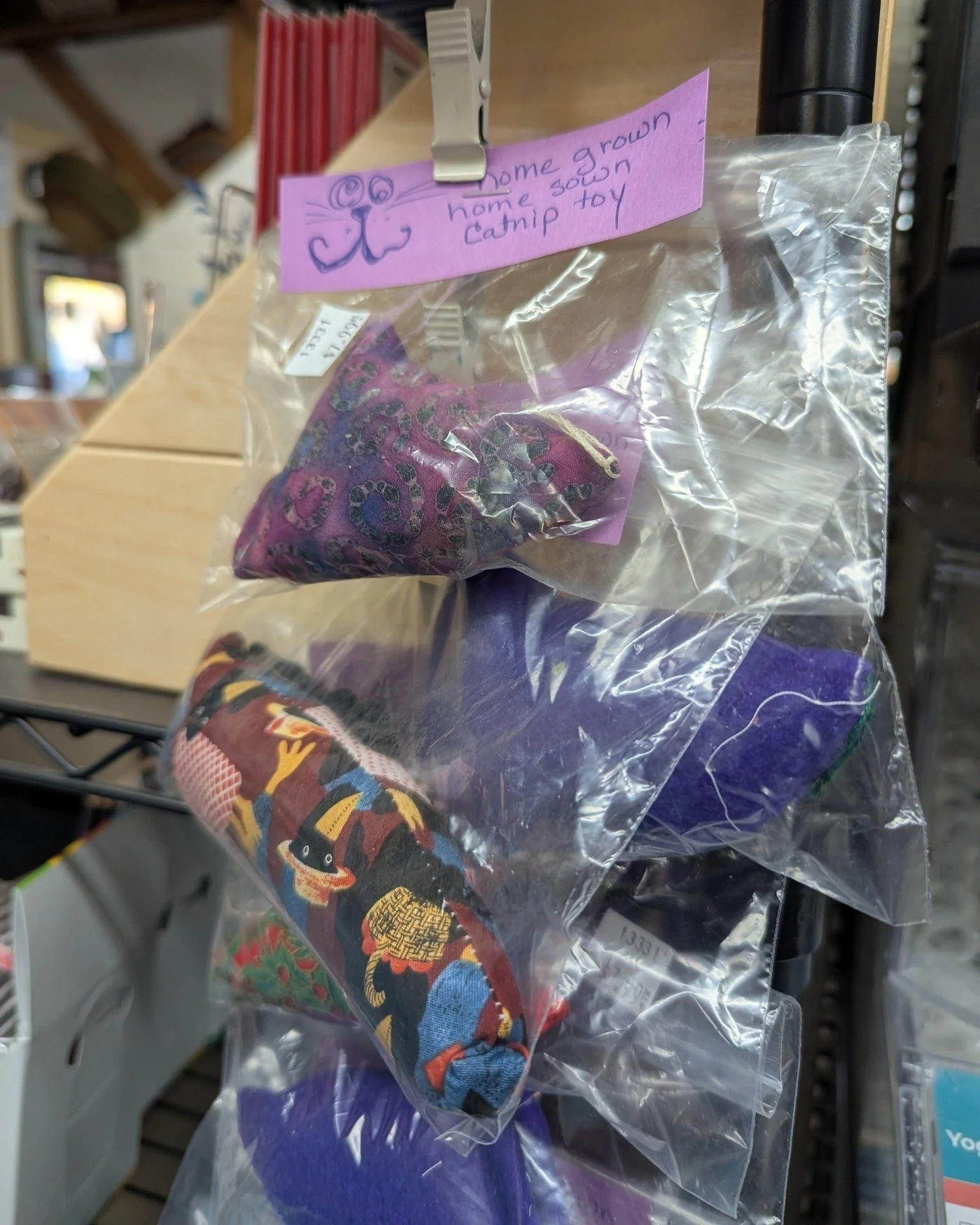 We have some home-made catnip toys available for sale! 😻

#Potsdam_Food_Coop #Cat_Toy #Catnip #Shop_Local